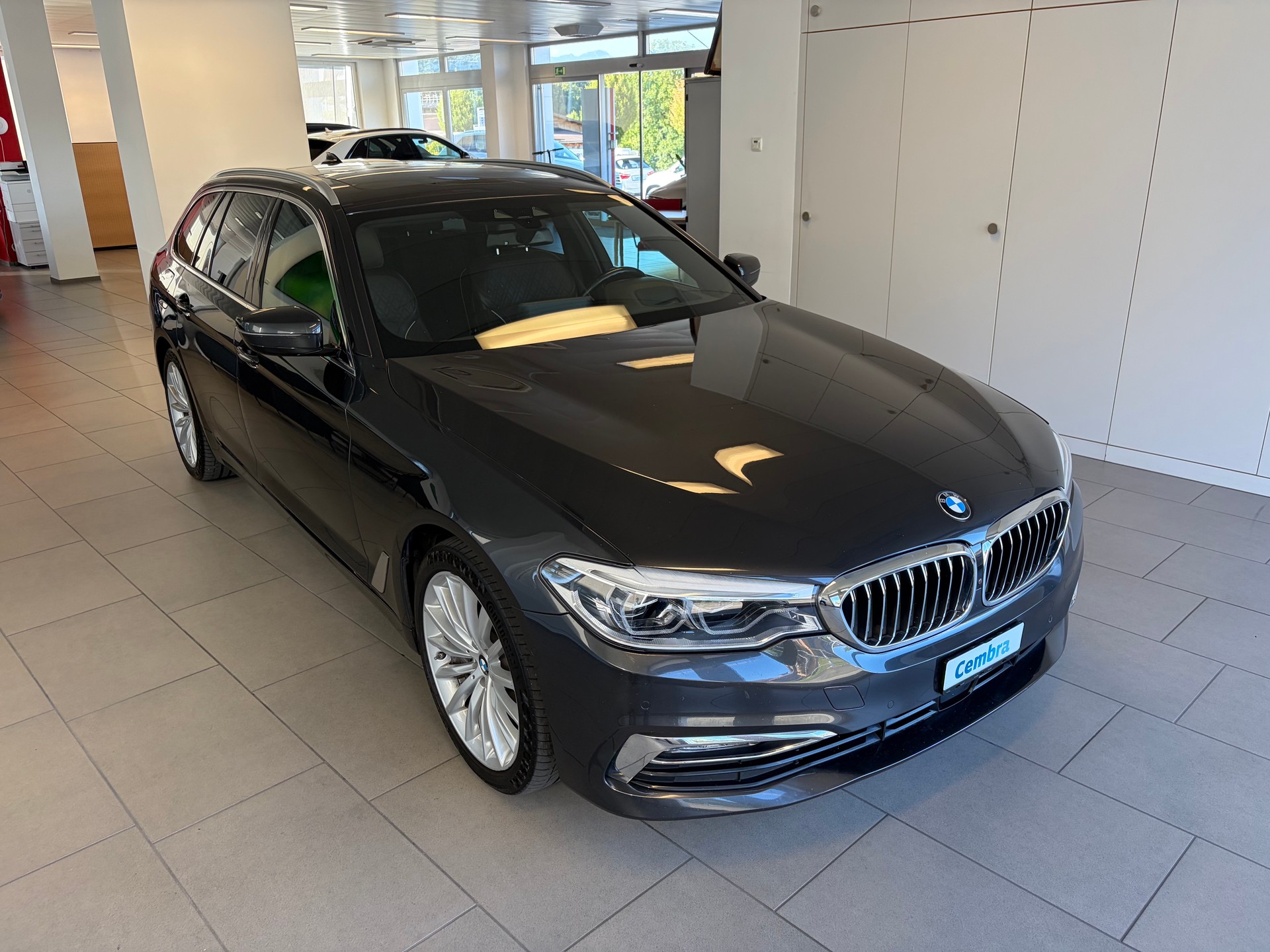 BMW 540i xDrive Touring Luxury Line Steptronic-showroom-element-1
