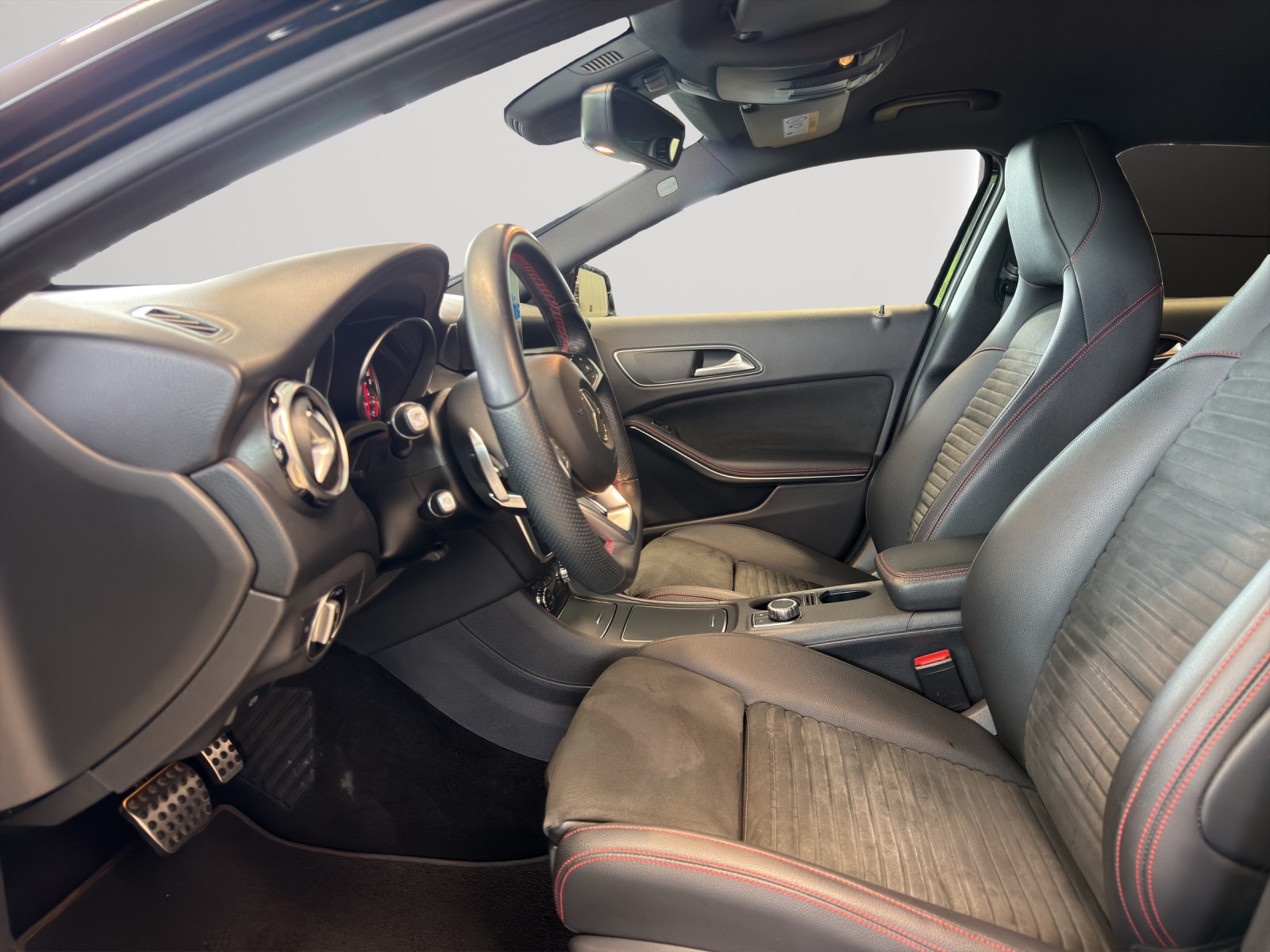 MERCEDES-BENZ GLA 200 AMG Line 7G-DCT-image-7