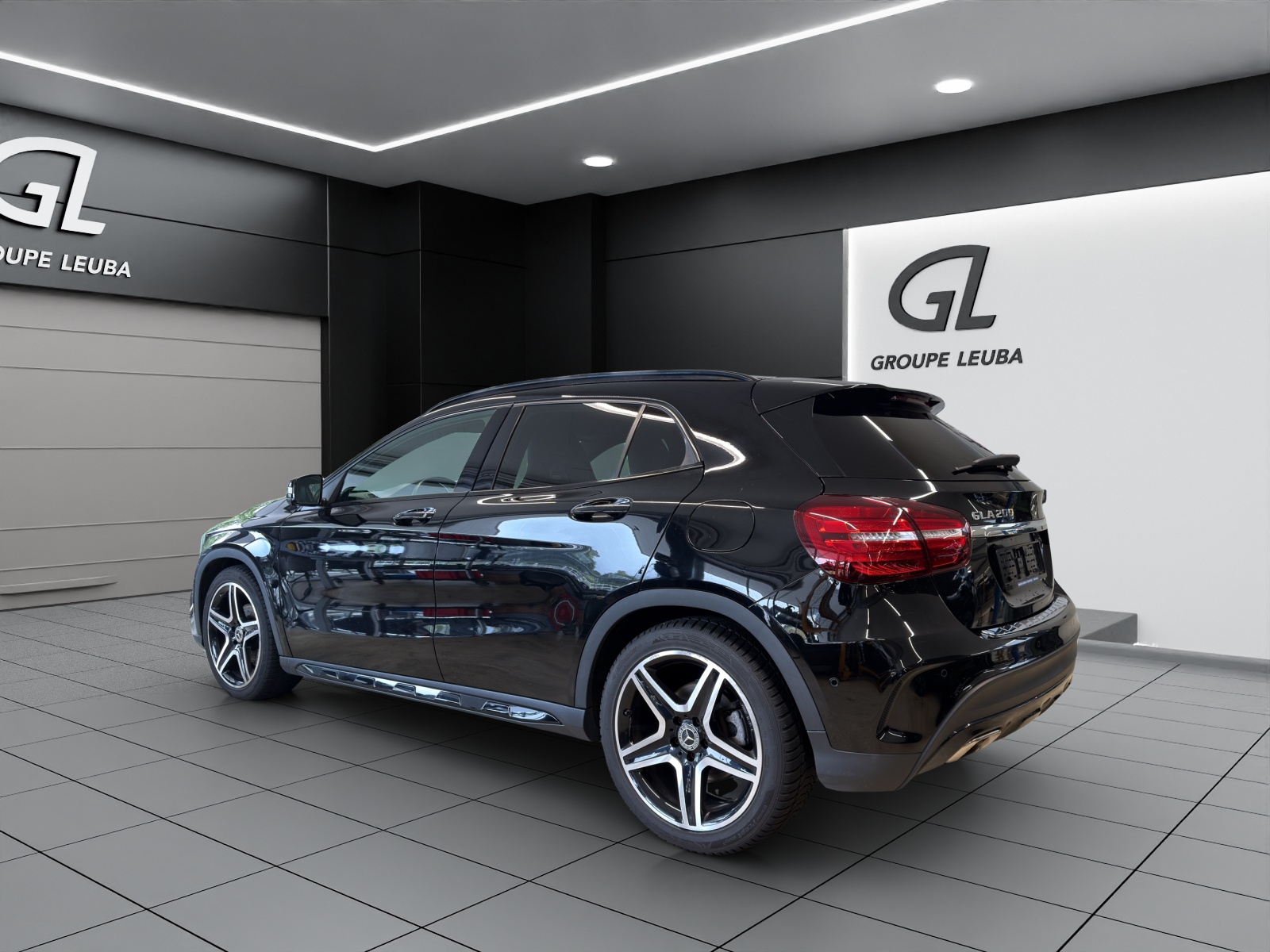 MERCEDES-BENZ GLA 200 AMG Line 7G-DCT-showroom-element-3