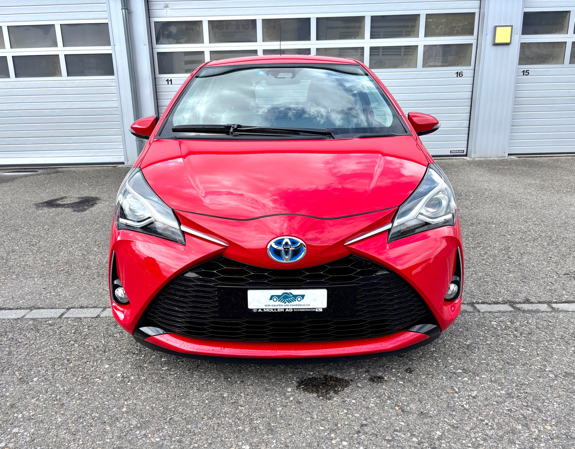 TOYOTA Yaris 1.5 VVT-i Hybrid Premium e-CVT-showroom-element-1