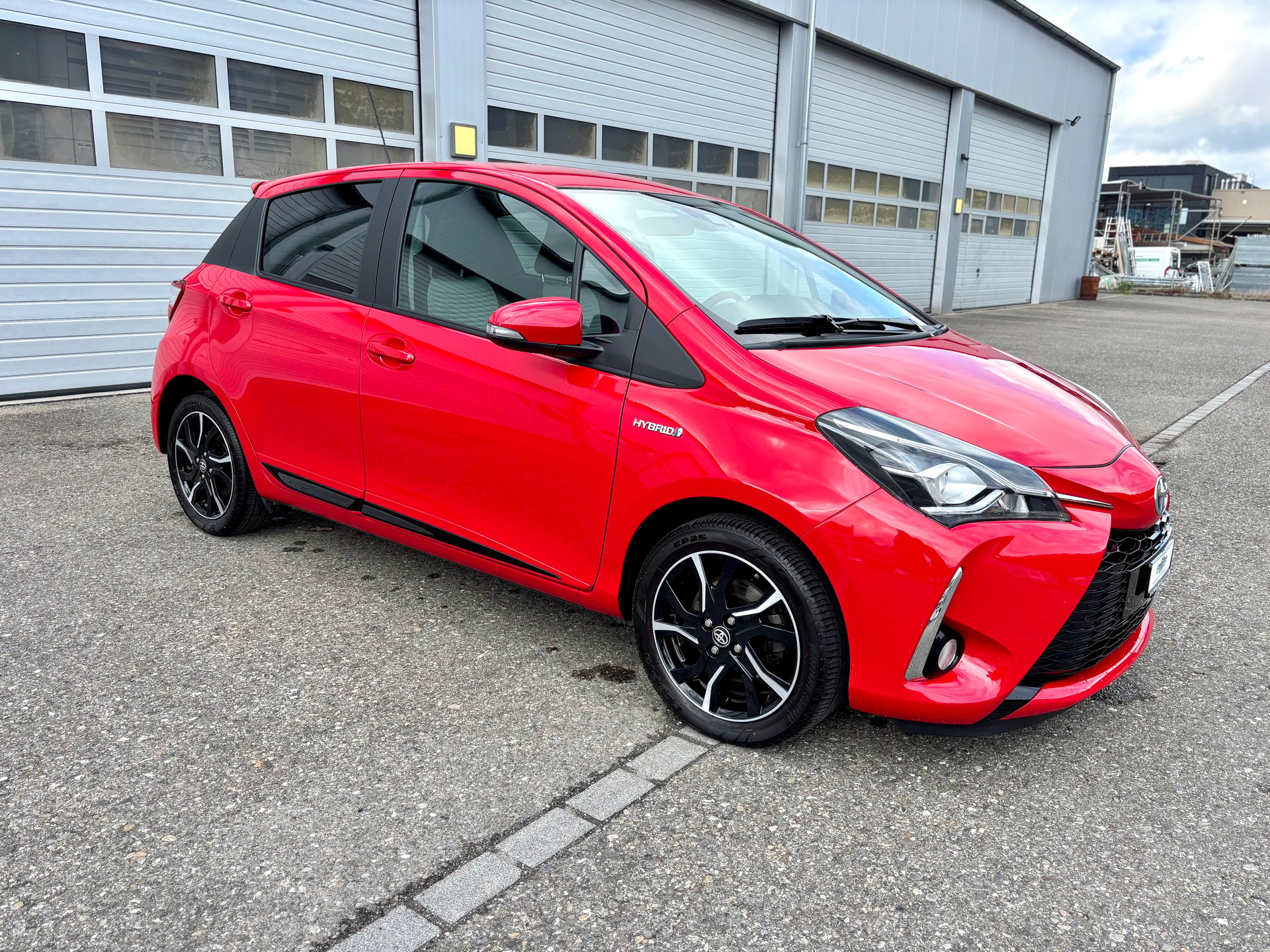 TOYOTA Yaris 1.5 VVT-i Hybrid Premium e-CVT-showroom-element-2