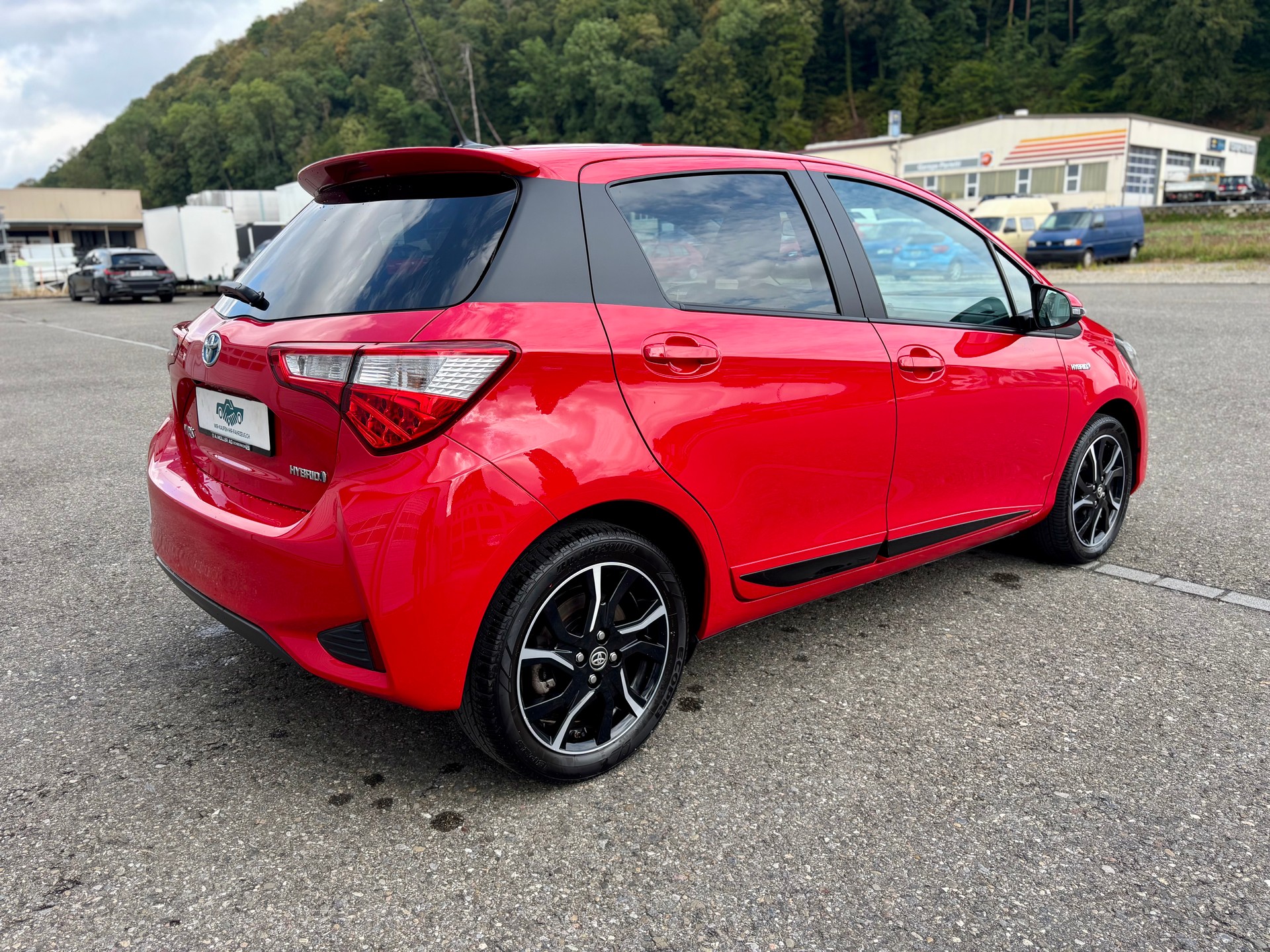 TOYOTA Yaris 1.5 VVT-i Hybrid Premium e-CVT-showroom-element-3