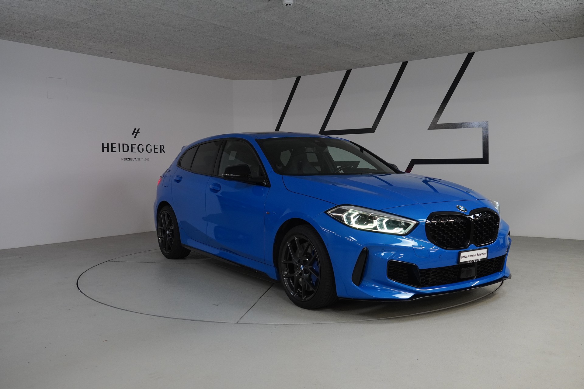 BMW M135i xDrive Steptronic-showroom-element-2