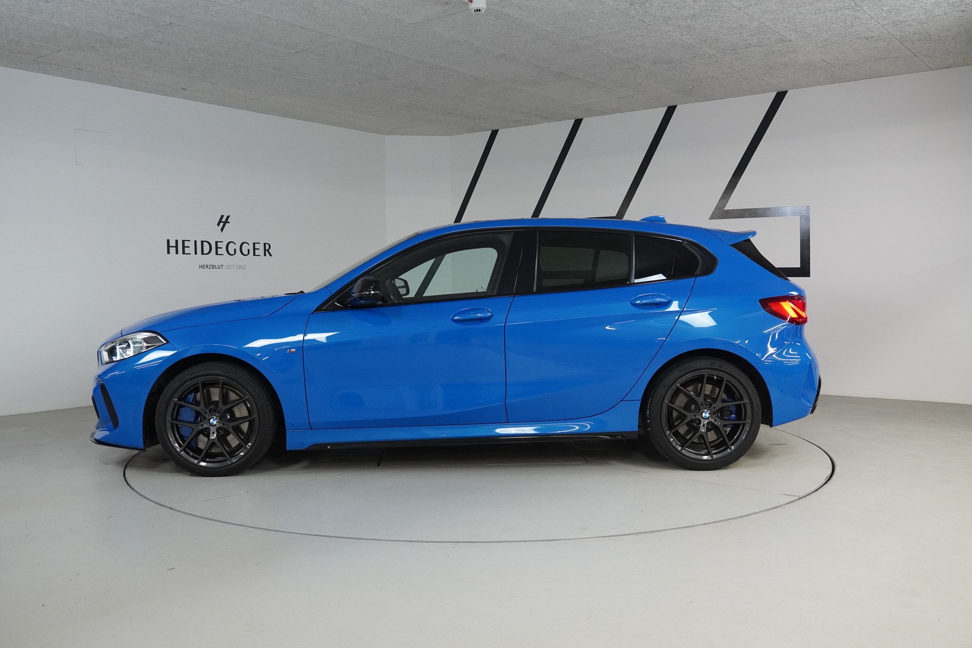 BMW M135i xDrive Steptronic-showroom-element-3