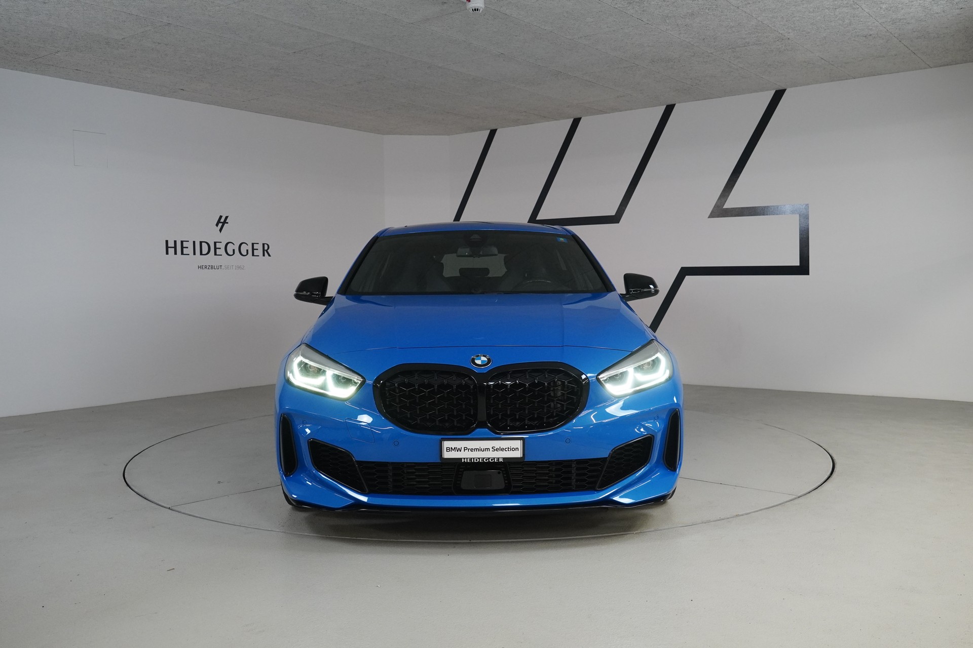 BMW M135i xDrive Steptronic-showroom-element-1