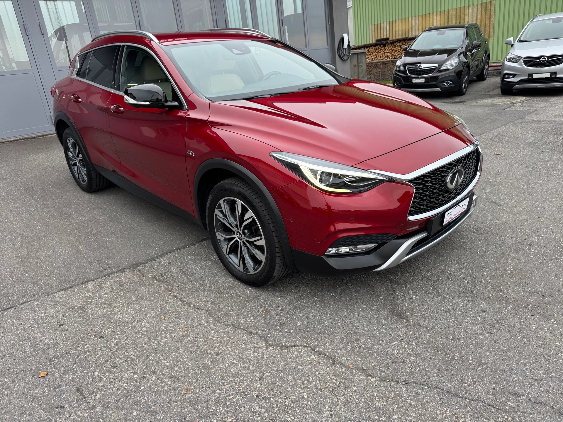 INFINITI QX30 2.0t Luxe Tech AWD DCT AWD-showroom-element-1