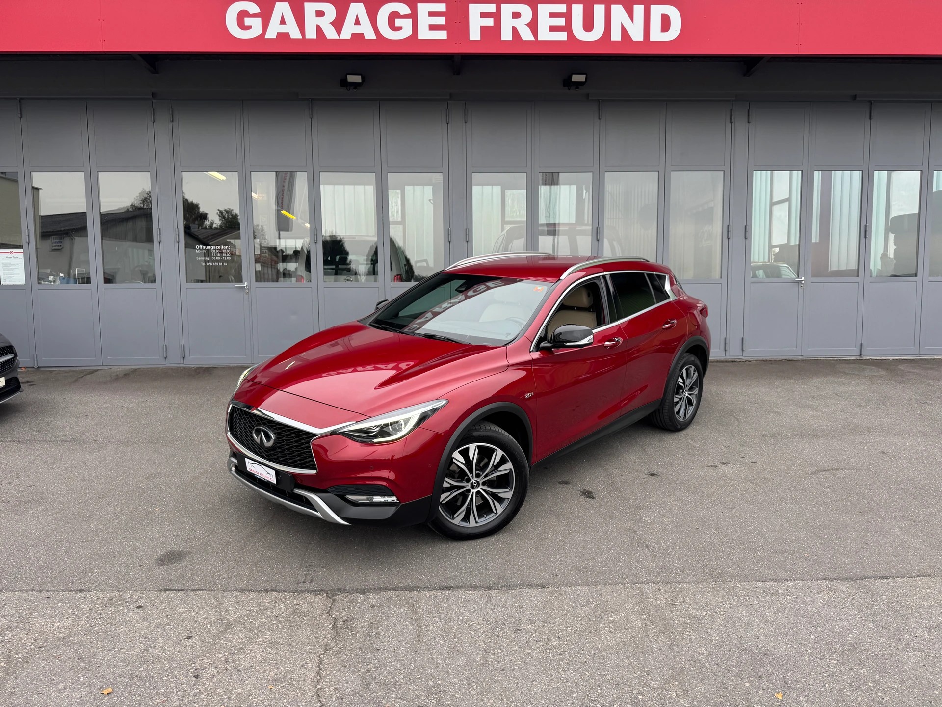 INFINITI QX30 2.0t Luxe Tech AWD DCT AWD-showroom-element-3