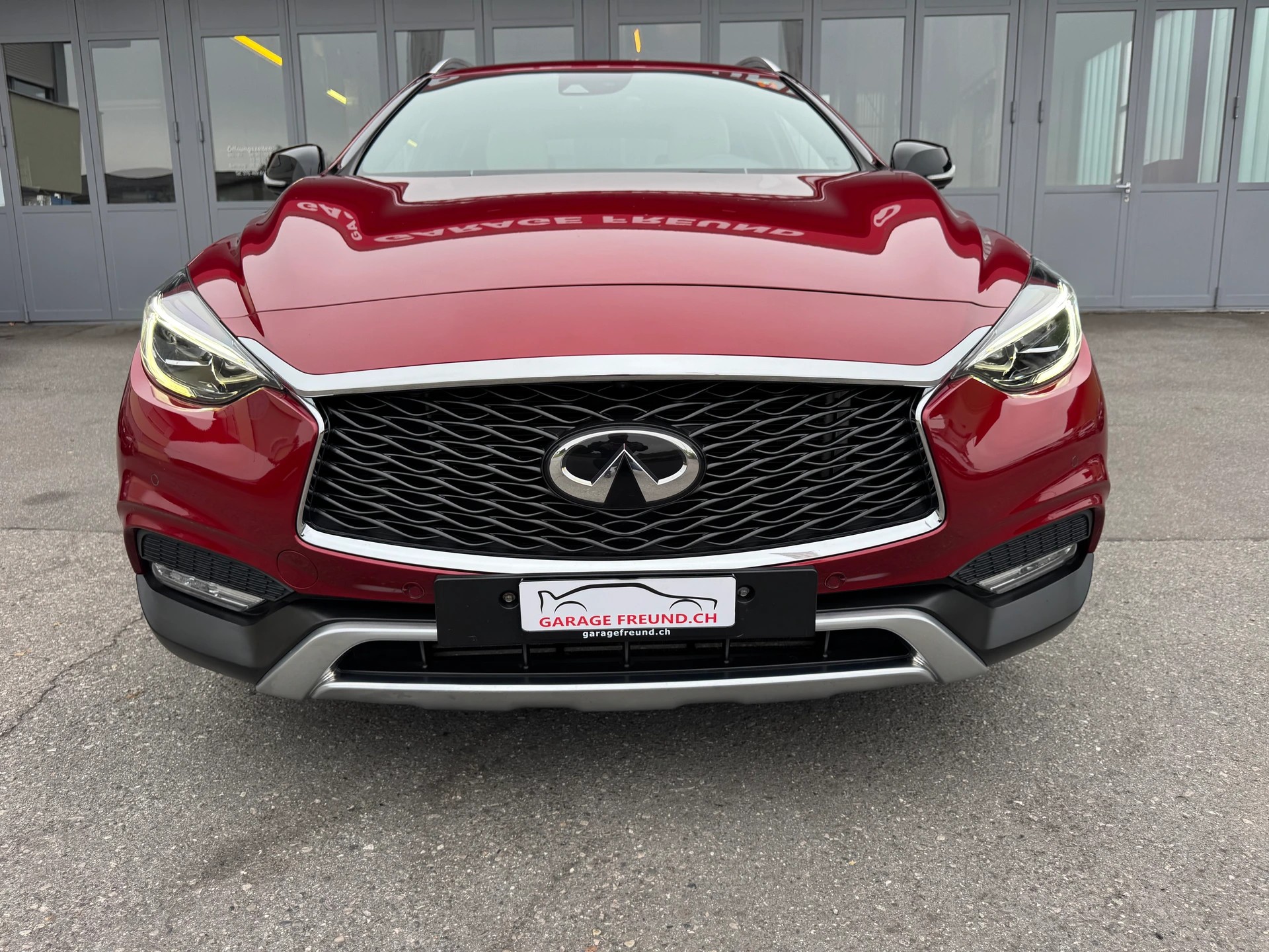 INFINITI QX30 2.0t Luxe Tech AWD DCT AWD-showroom-element-2