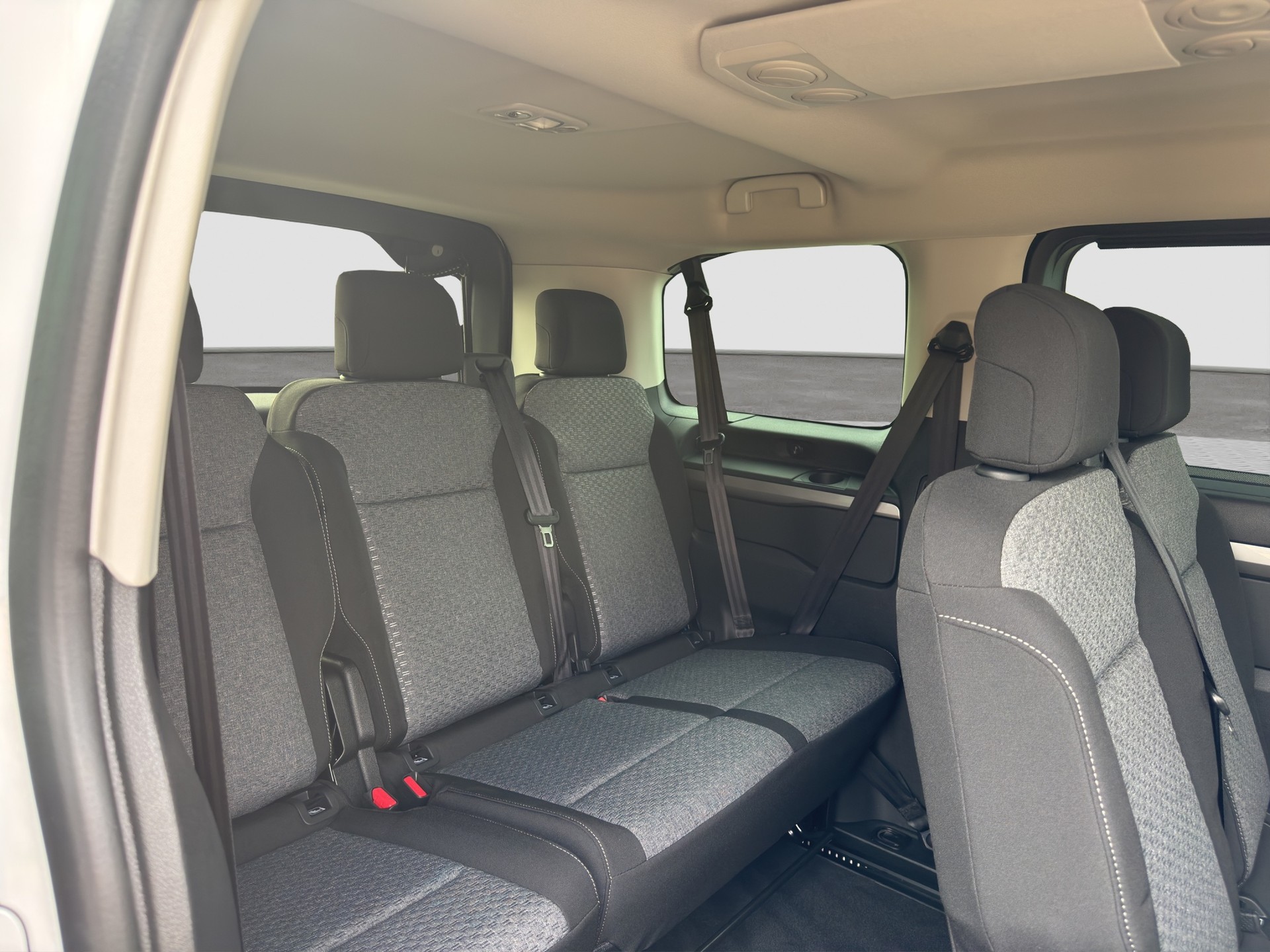 PEUGEOT Traveller 2.2 BlueHDi Family Edition Standard EAT8-image-14