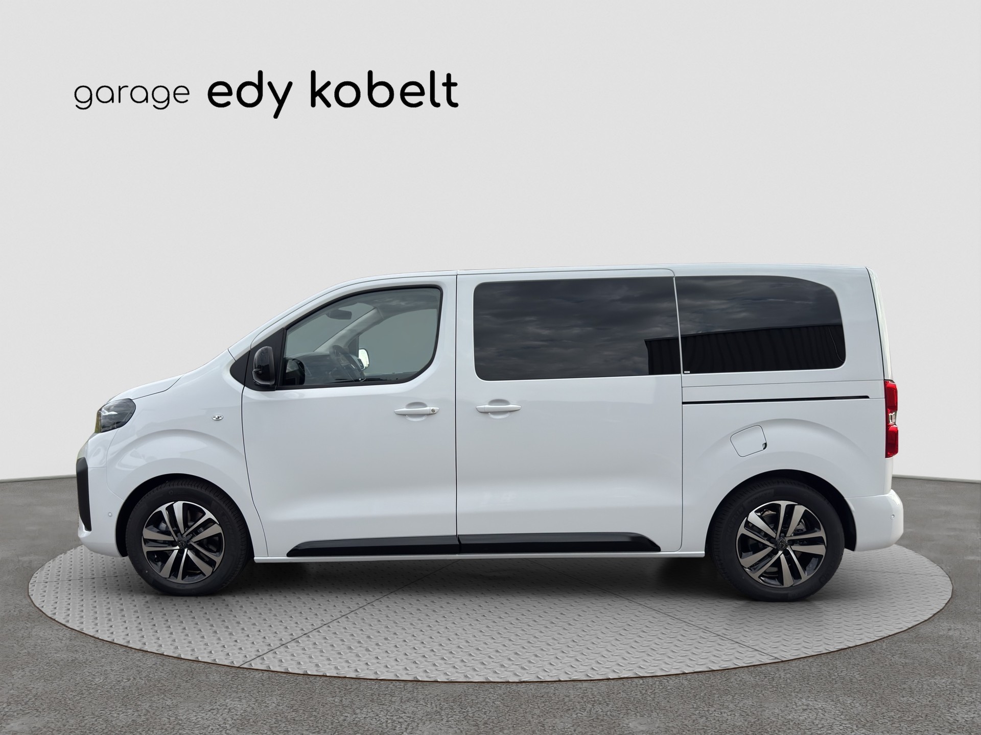 PEUGEOT Traveller 2.2 BlueHDi Family Edition Standard EAT8-showroom-element-1