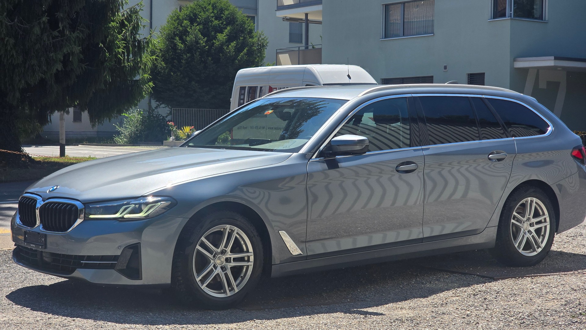 BMW 520d xDrive 48V Touring Steptronic-showroom-element-1