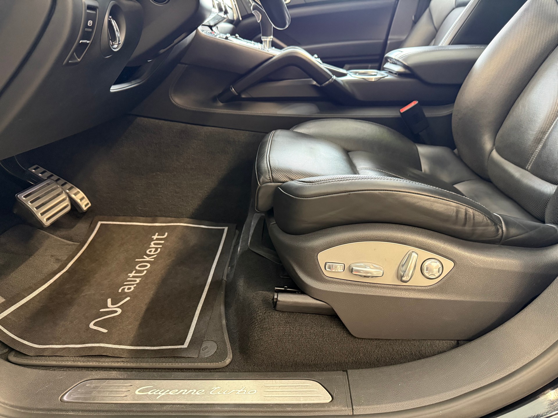 PORSCHE Cayenne Turbo-image-14
