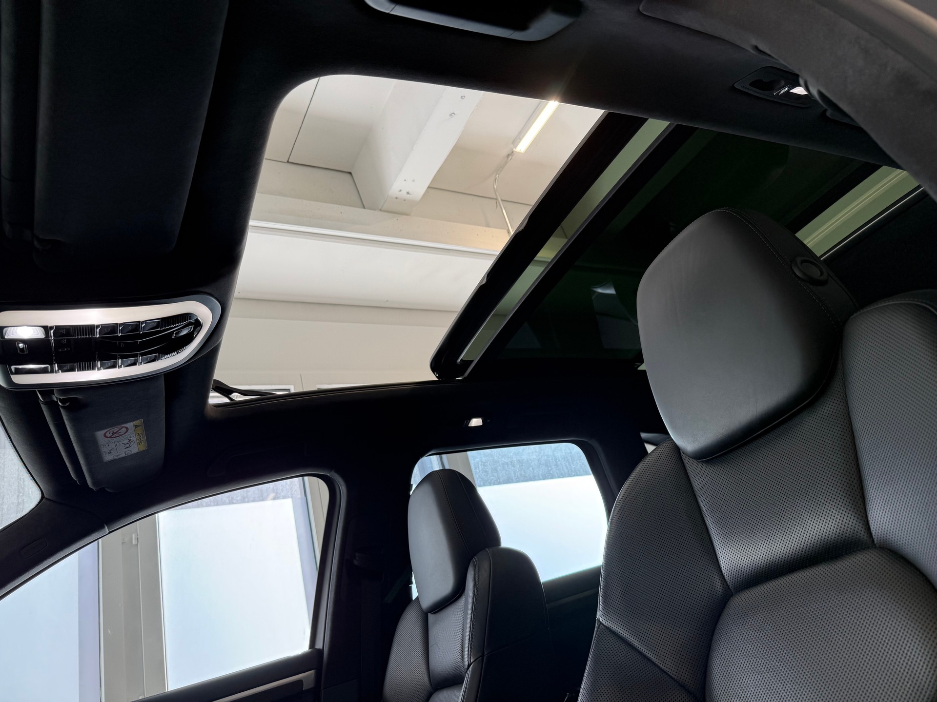 PORSCHE Cayenne Turbo-image-16
