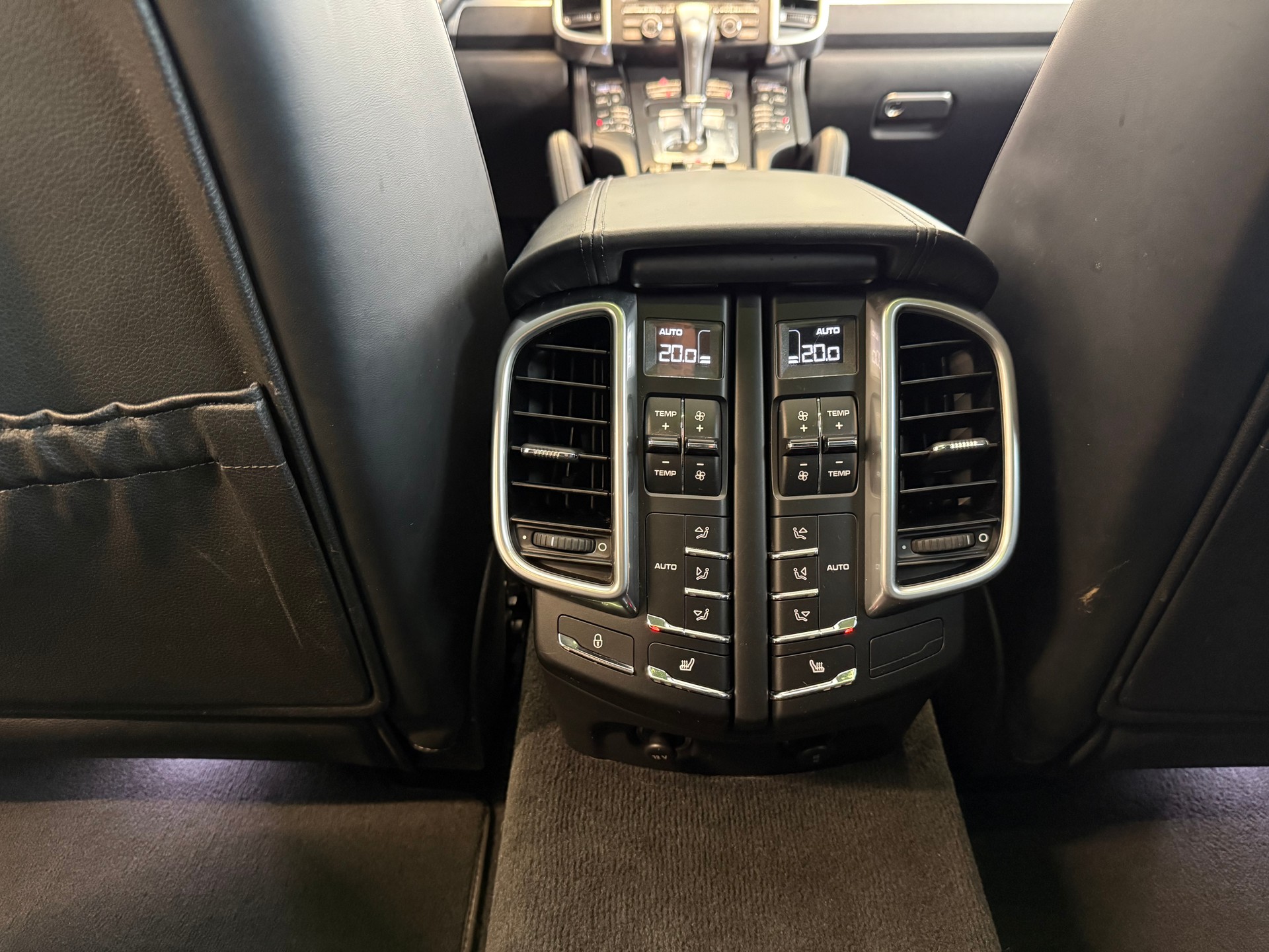 PORSCHE Cayenne Turbo-image-19