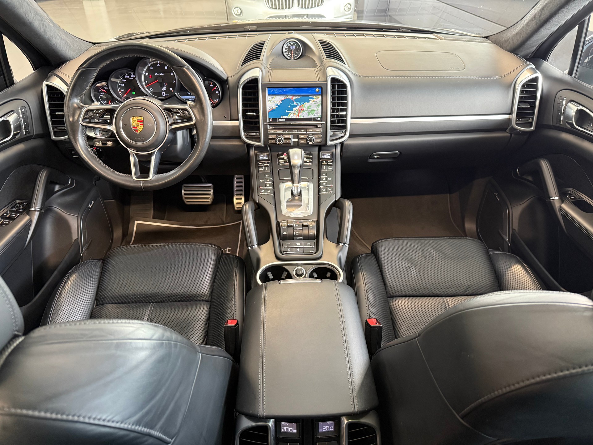 PORSCHE Cayenne Turbo-image-18