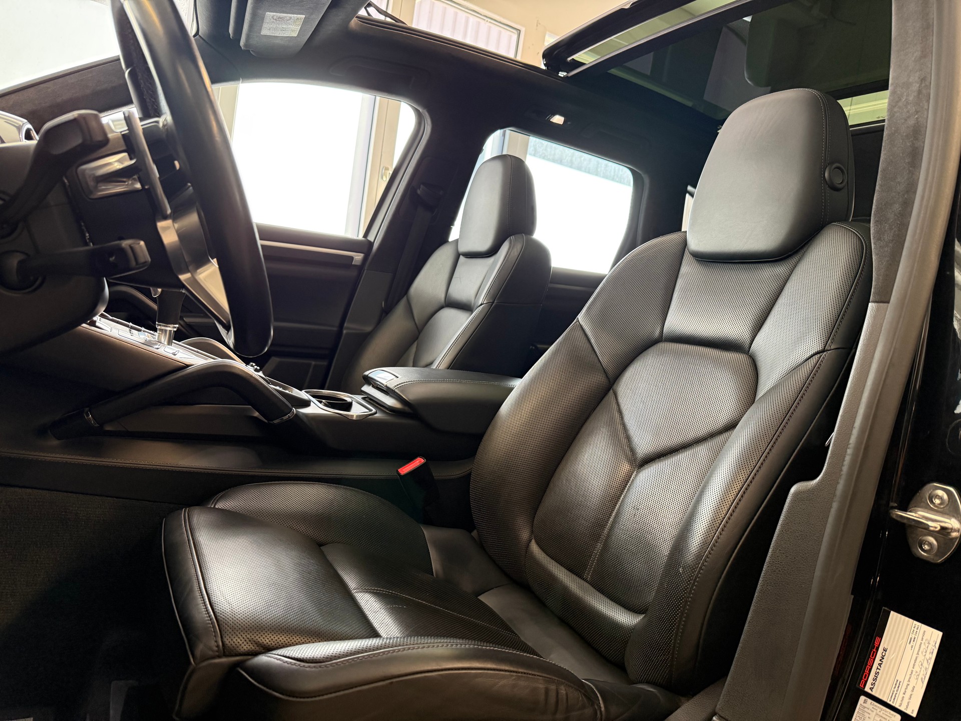 PORSCHE Cayenne Turbo-image-15