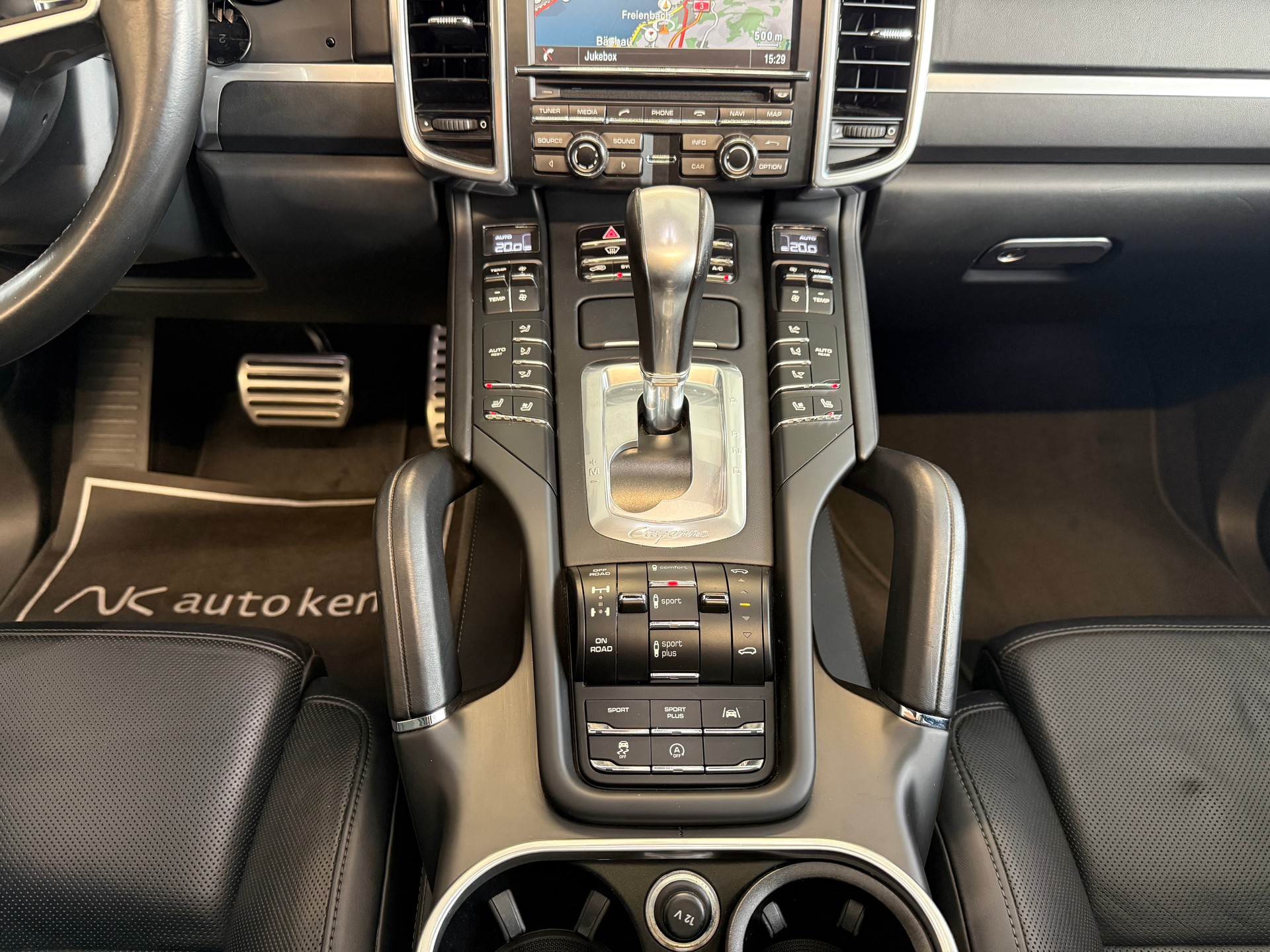 PORSCHE Cayenne Turbo-image-11