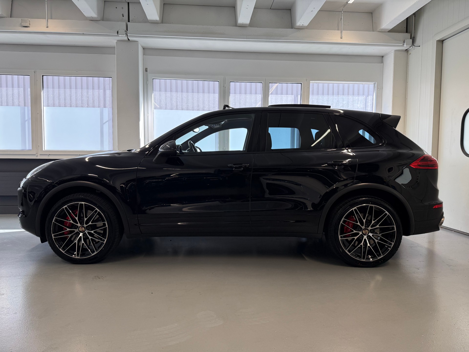 PORSCHE Cayenne Turbo-showroom-element-2