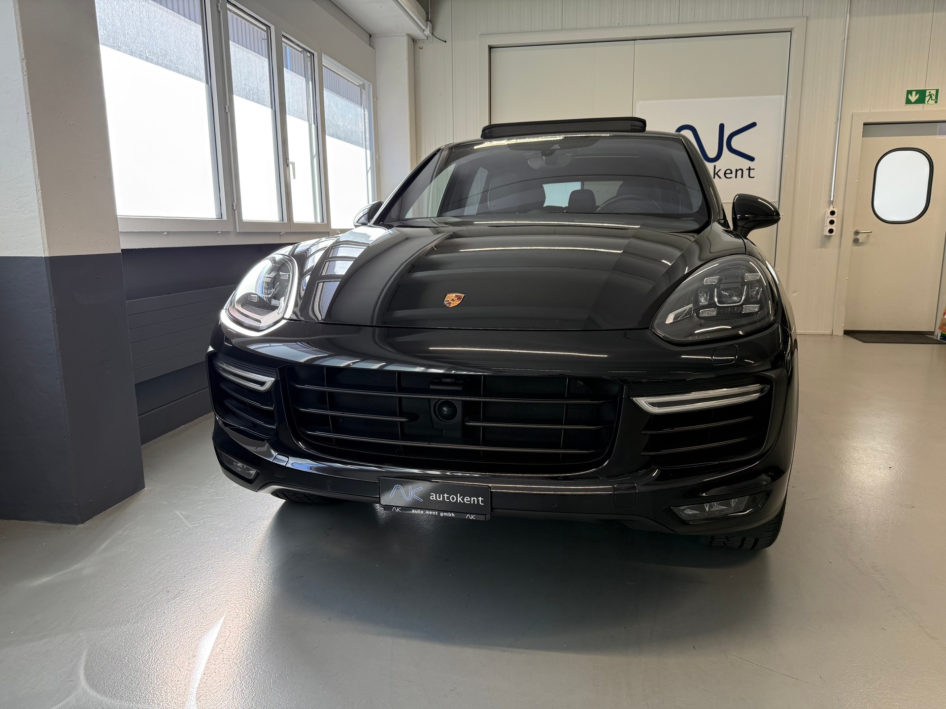 PORSCHE Cayenne Turbo-showroom-element-1