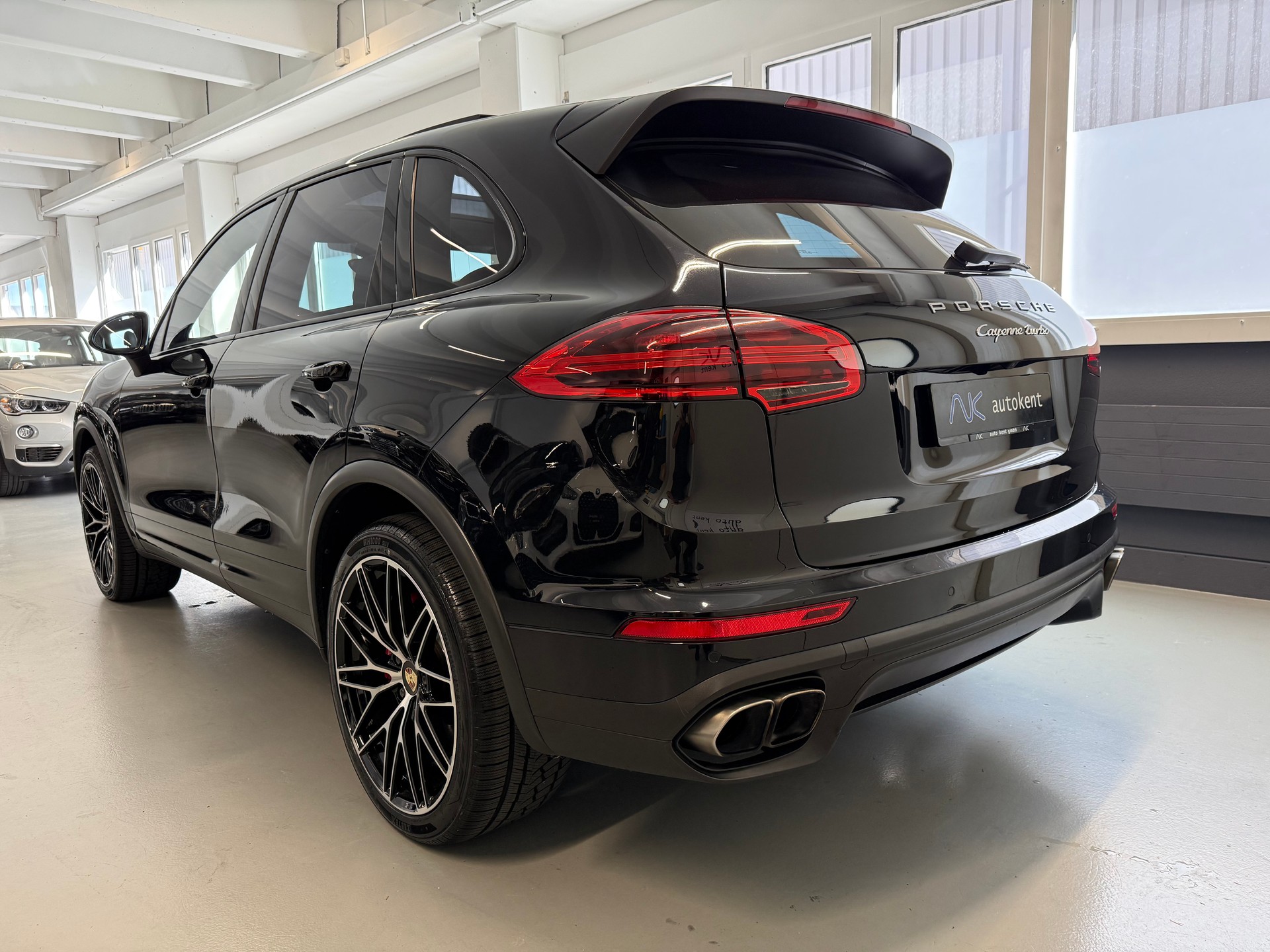 PORSCHE Cayenne Turbo-showroom-element-3