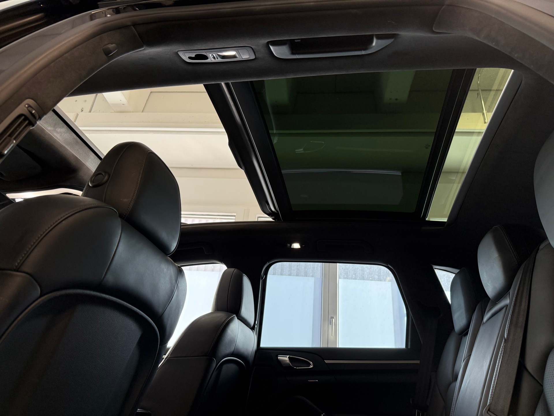 PORSCHE Cayenne Turbo-image-21