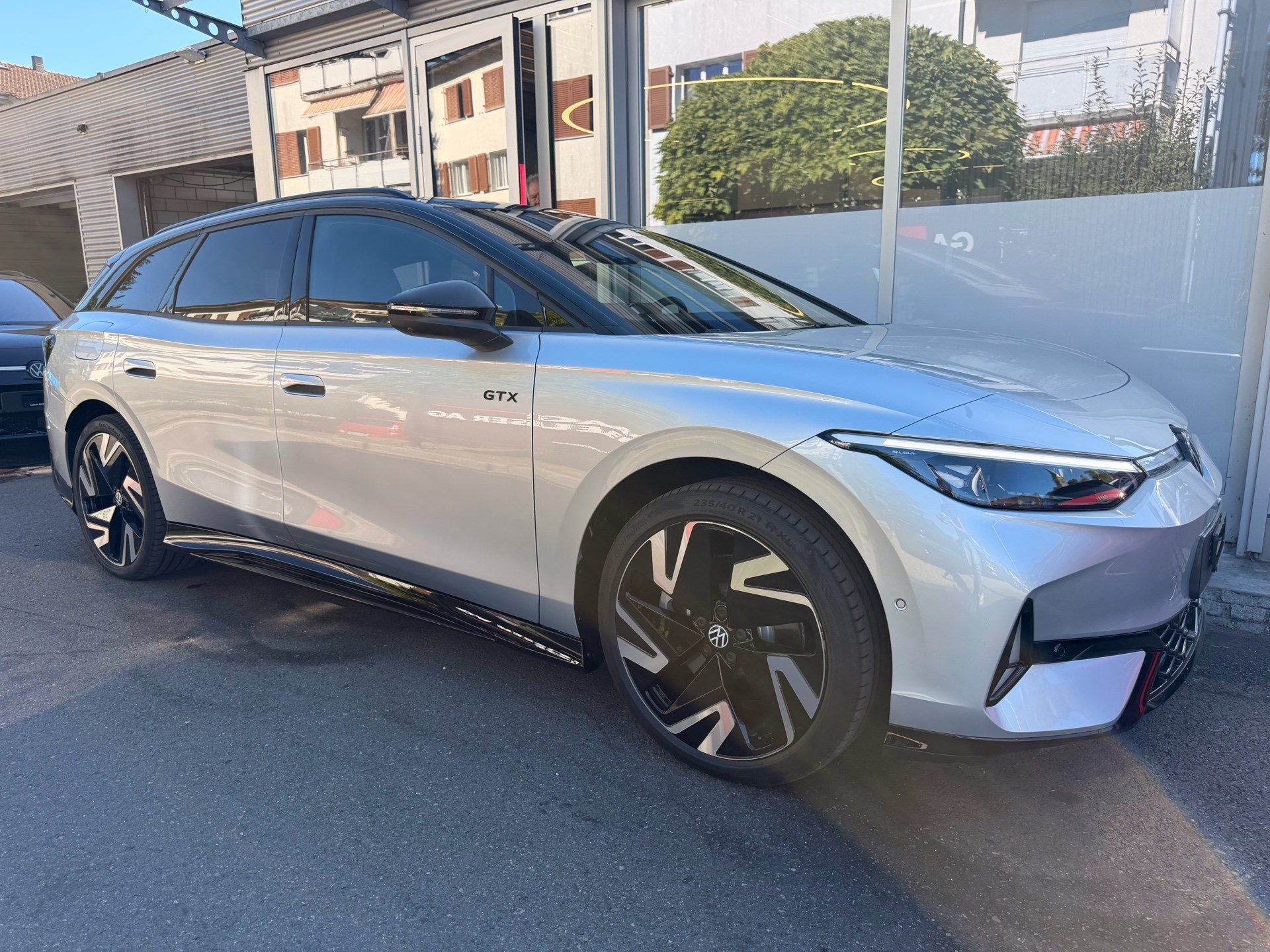 VW ID.7 TOURER GTX 340 PS 4MOTION *** VOLLAUSSTATTUG IN SCALE SILVER ***-showroom-element-2