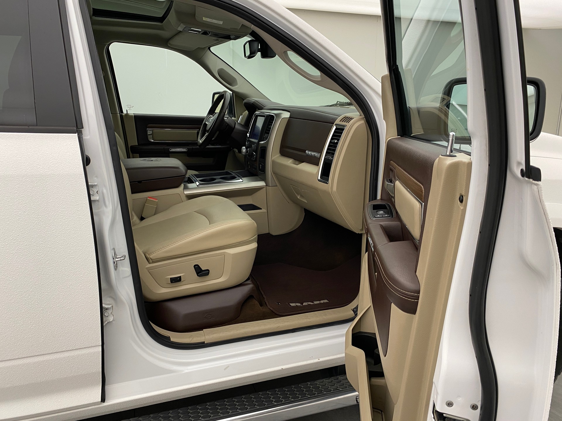 DODGE RAM 1500 5.7 Crew Cab Laramie-image-10