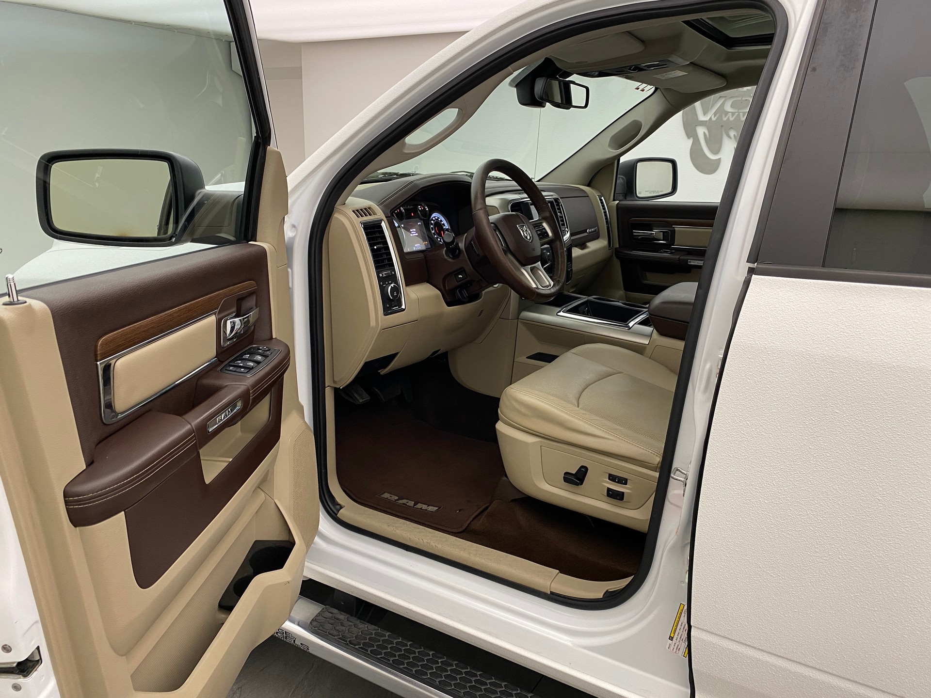 DODGE RAM 1500 5.7 Crew Cab Laramie-image-9