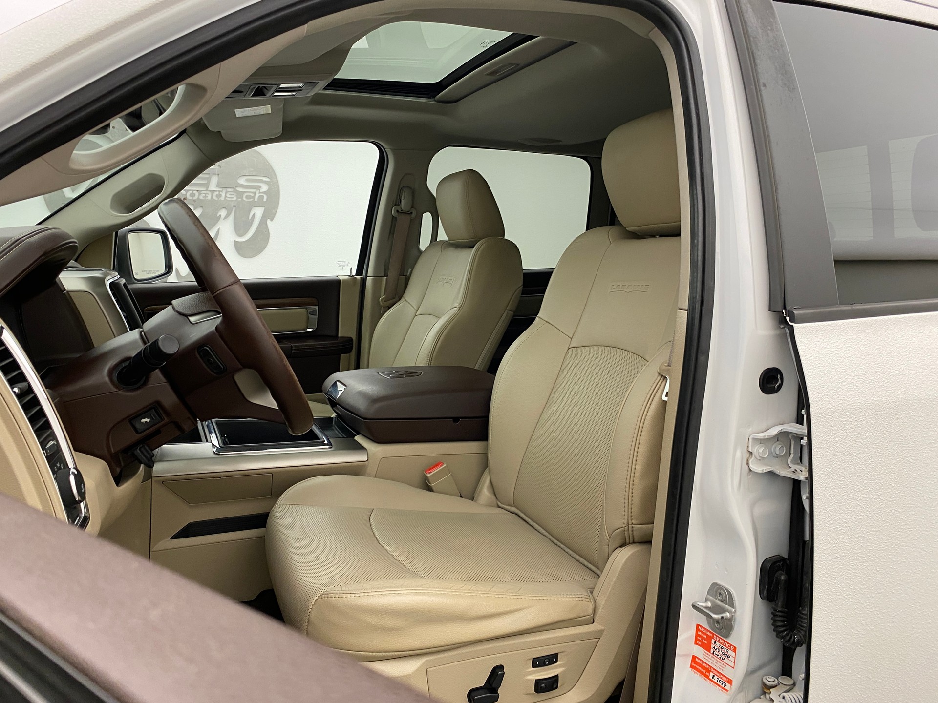 DODGE RAM 1500 5.7 Crew Cab Laramie-image-8