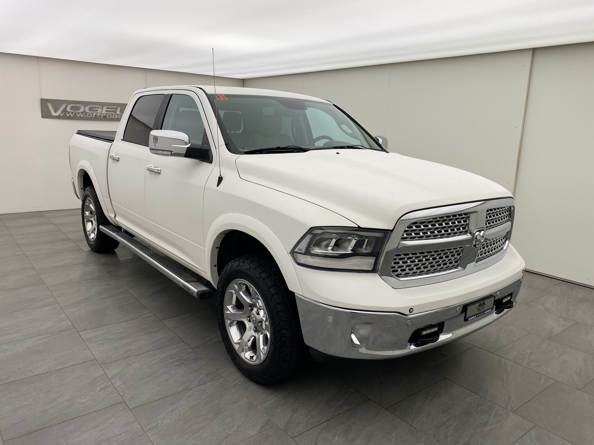 DODGE RAM 1500 5.7 Crew Cab Laramie-showroom-element-2