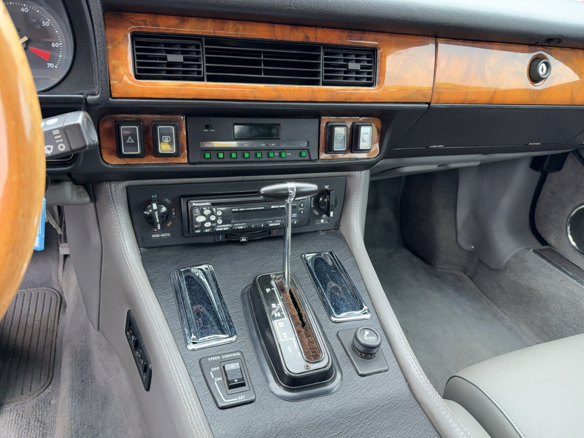 JAGUAR XJS 5.3 V12 Convertible-image-9