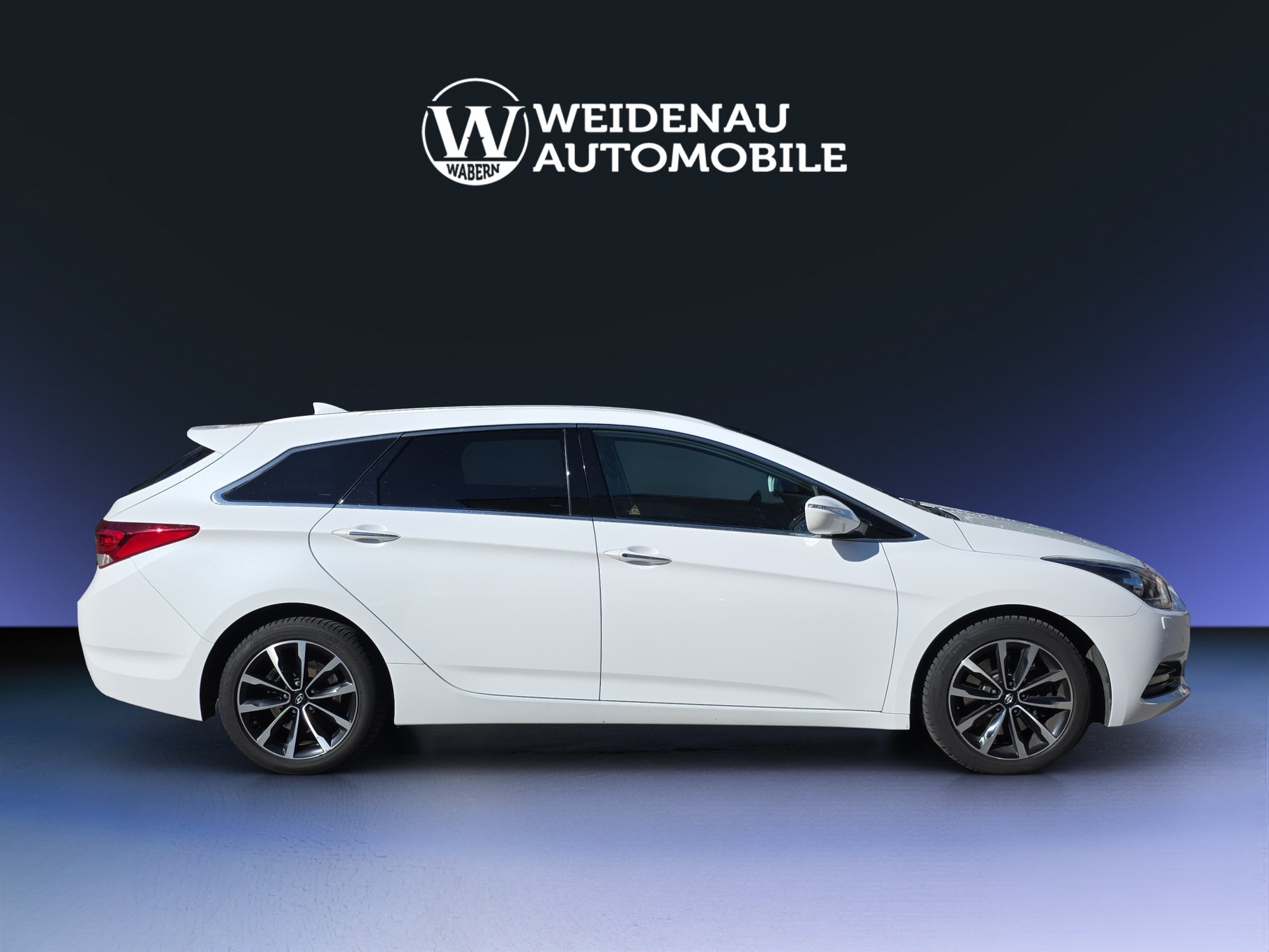 HYUNDAI i40 Wagon 1.6 CRDi Amplia DCT-image-6