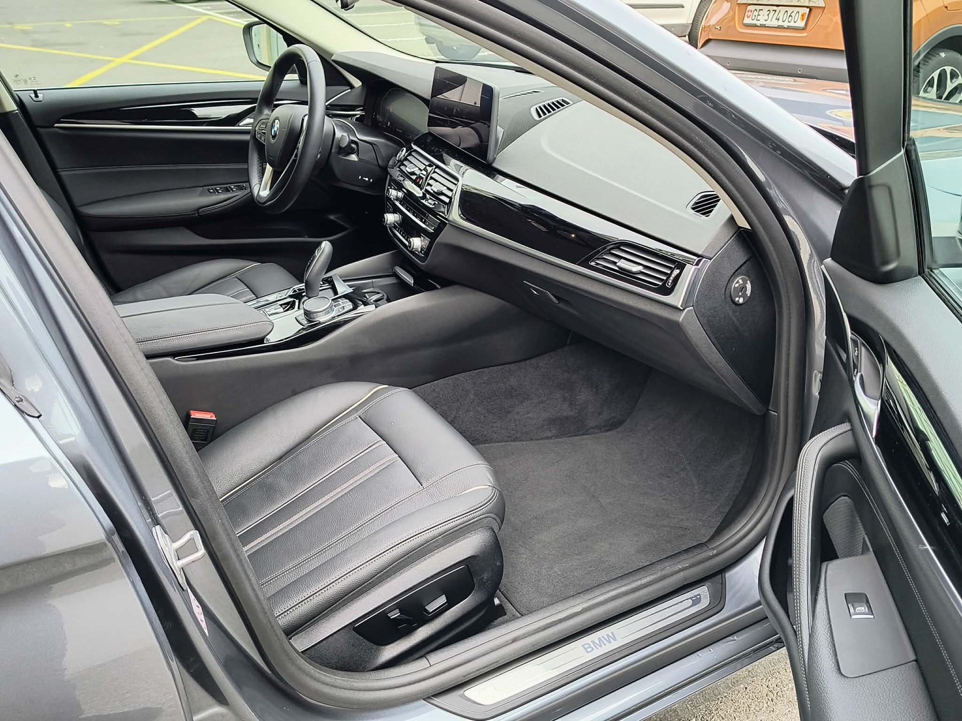 BMW 530e xDrive Luxury Line Steptronic-image-9