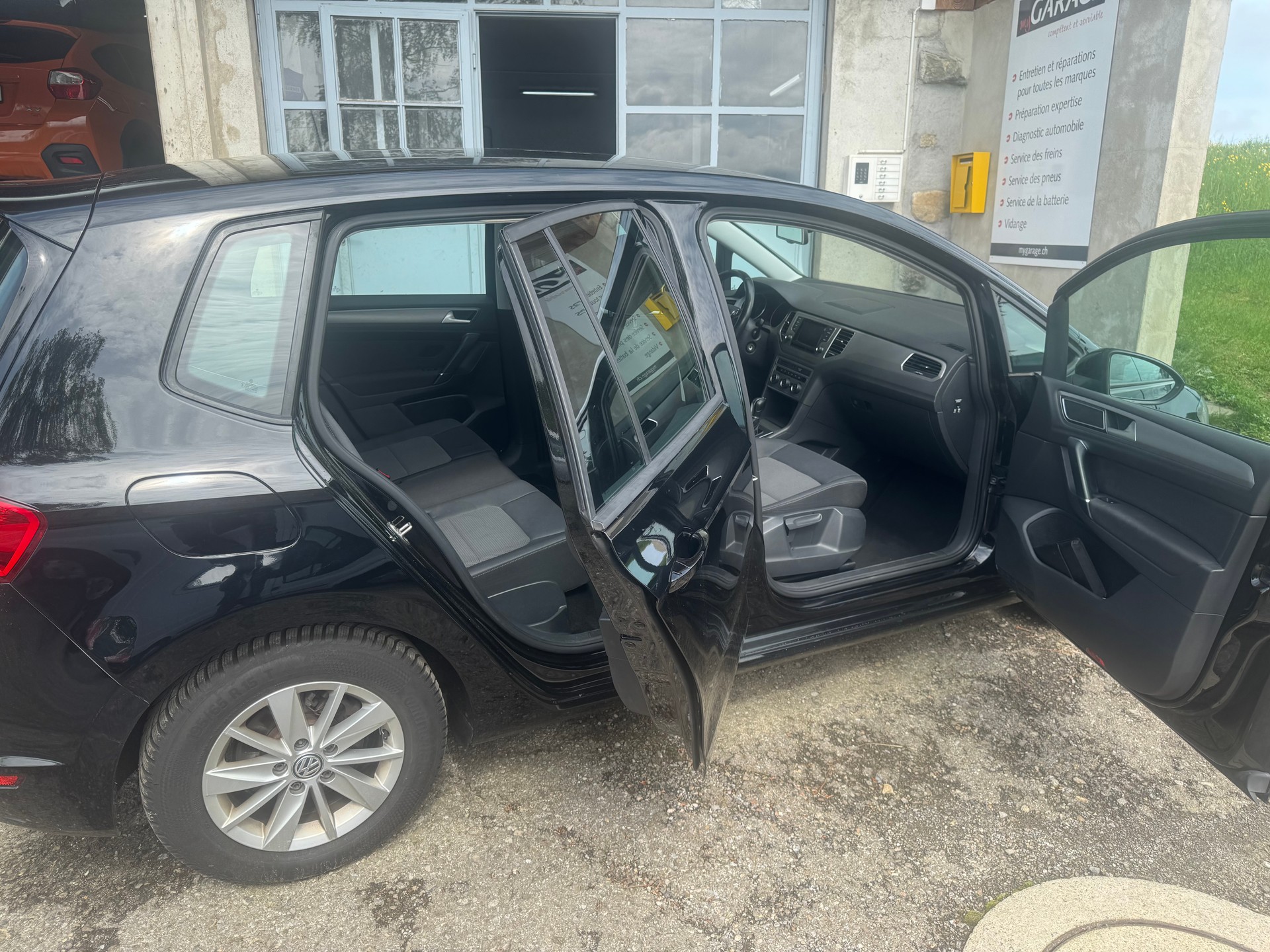 VW Golf Sportsvan 1.6 TDI Lounge DSG-image-12