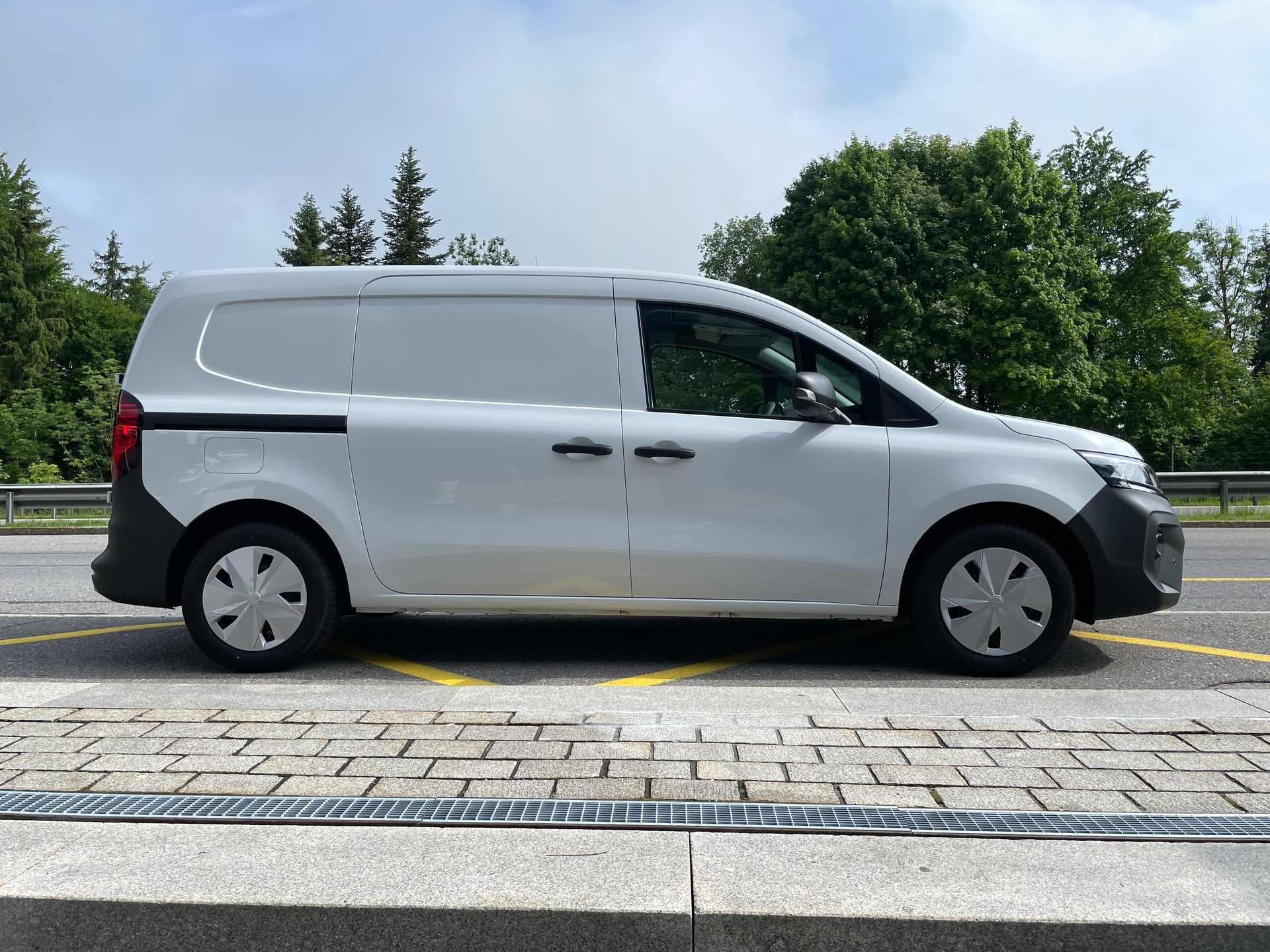 NISSAN Townstar EV45 kWh 22kW L2 Acenta mit Holzboden-showroom-element-3