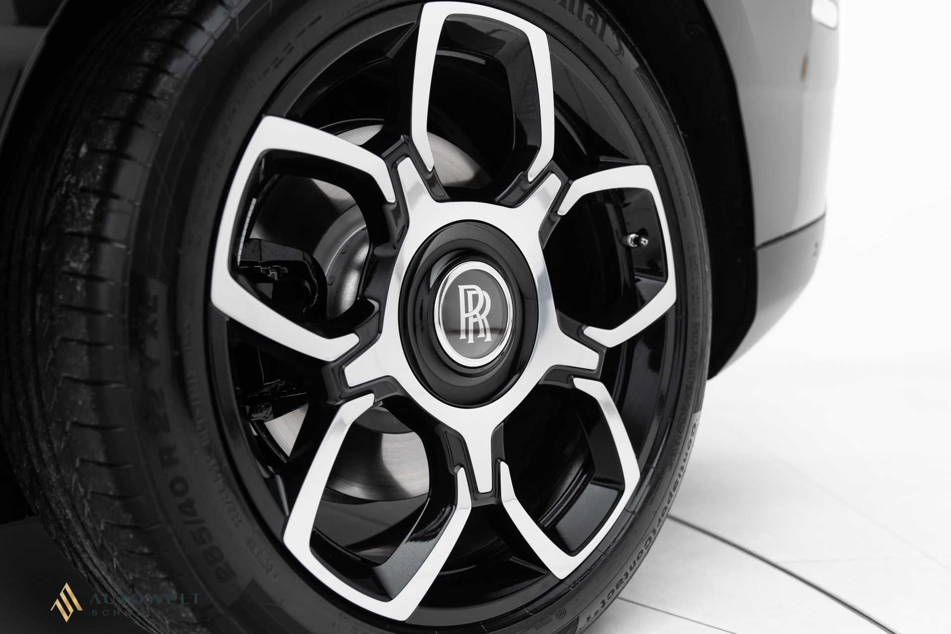ROLLS-ROYCE Cullinan 6.7 V12 Black Badge-image-17