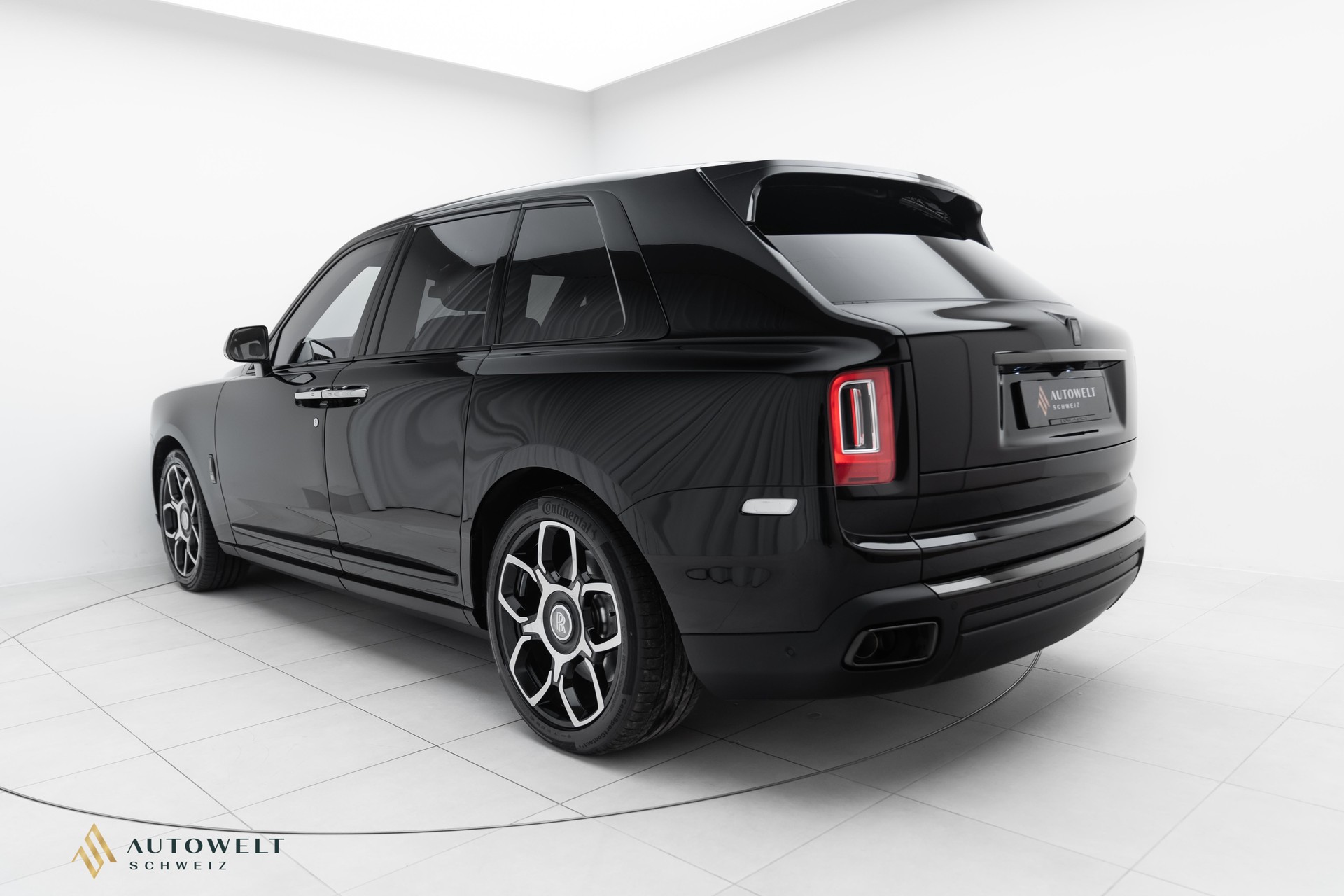 ROLLS-ROYCE Cullinan 6.7 V12 Black Badge-showroom-element-2