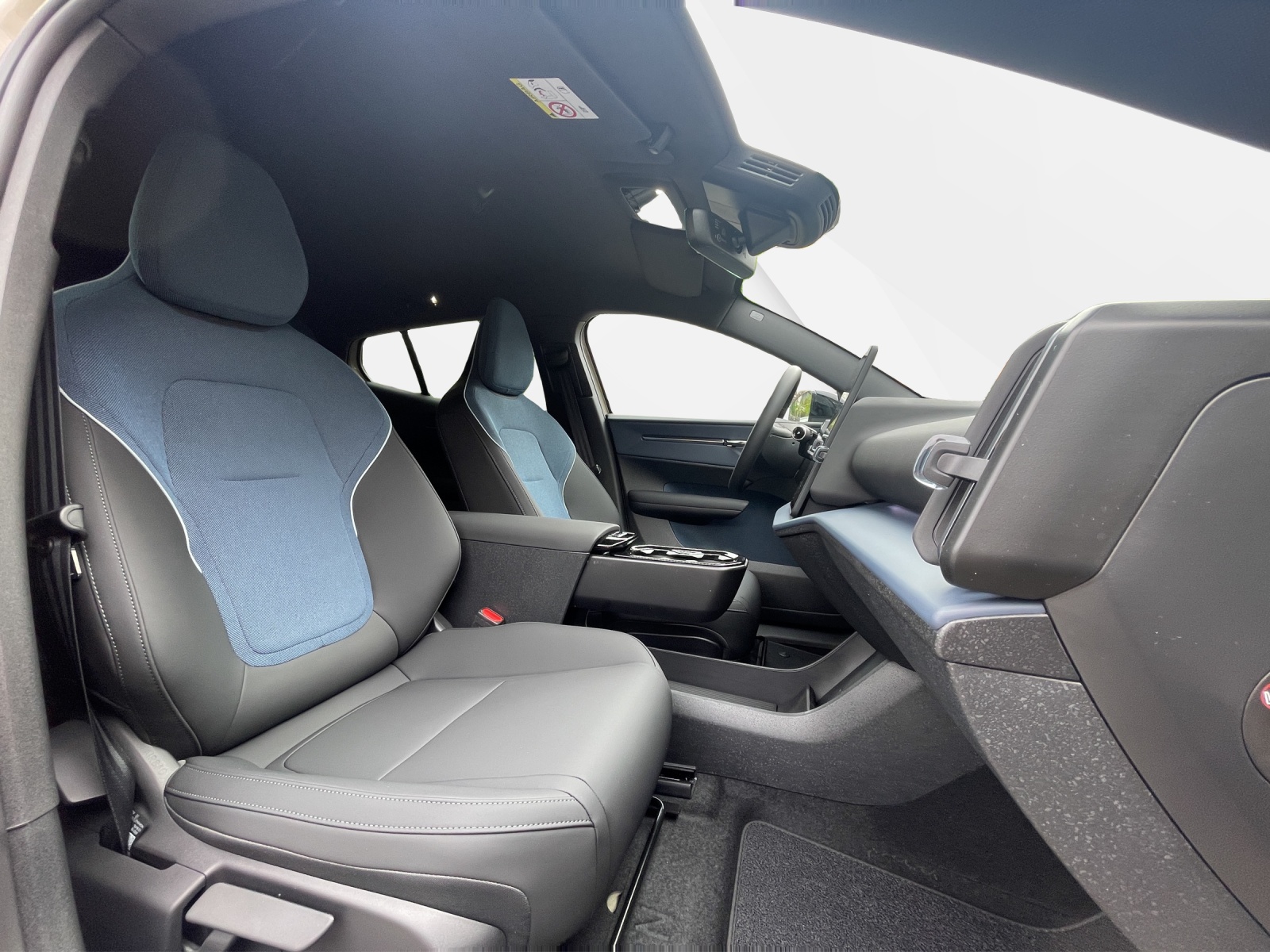 VOLVO EX 30 E60 Plus-image-17