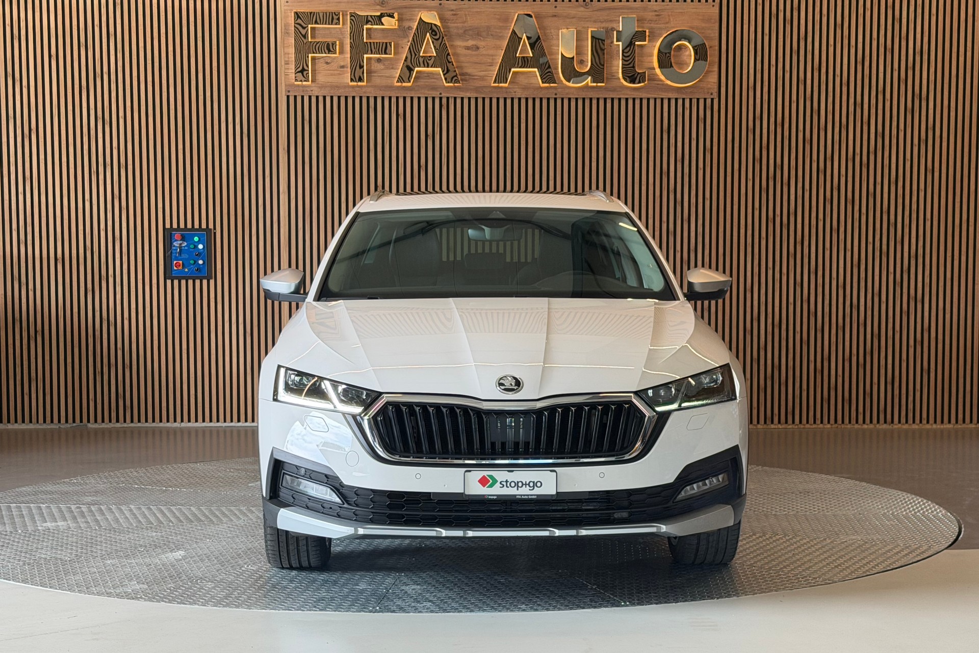 SKODA Octavia Scout 2.0 TDI 4x4 DSG-showroom-element-1