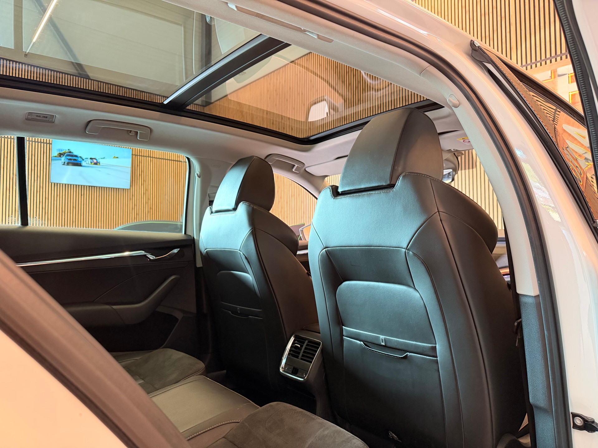 SKODA Octavia Scout 2.0 TDI 4x4 DSG-image-15