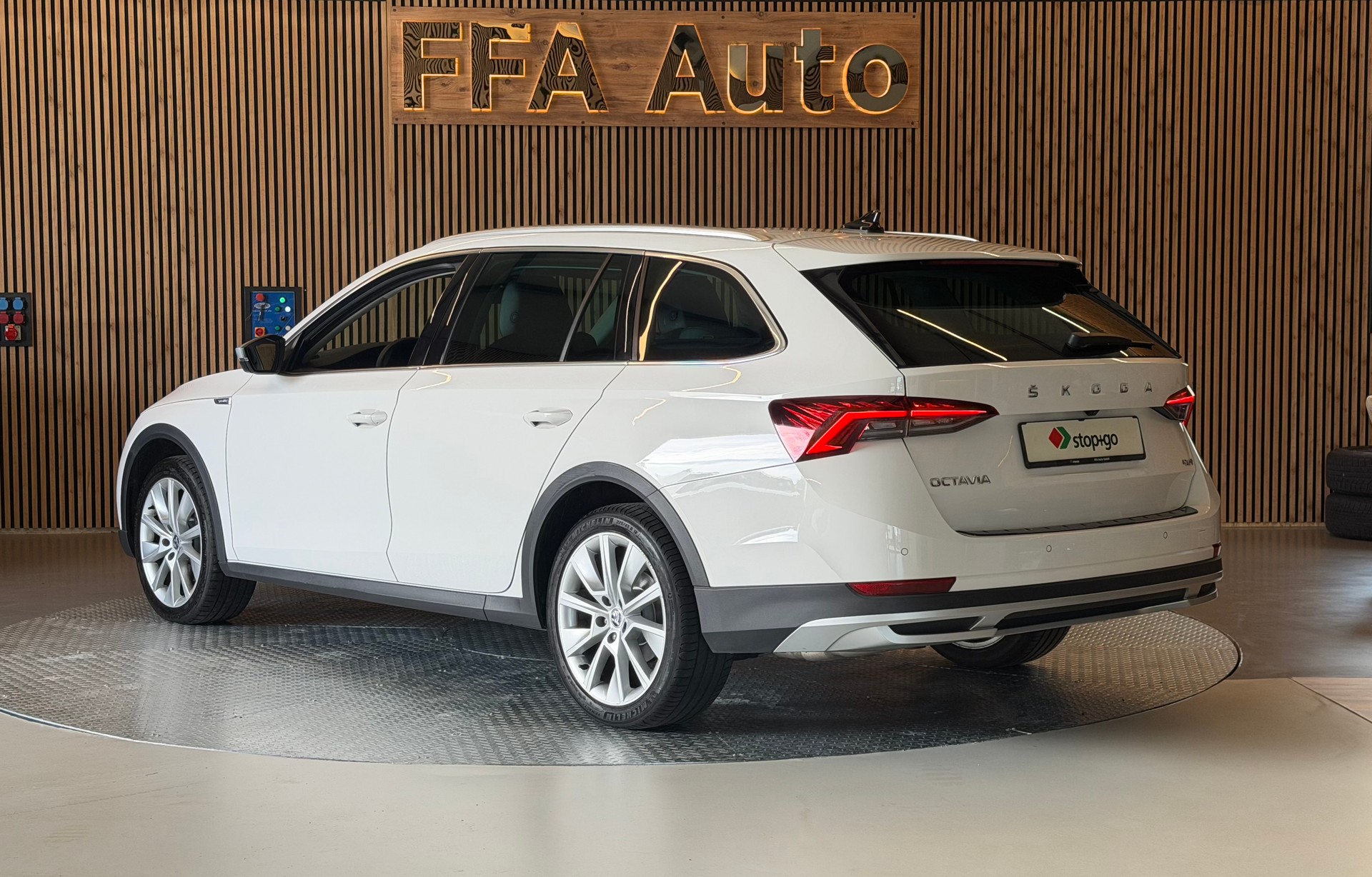 SKODA Octavia Scout 2.0 TDI 4x4 DSG-image-9