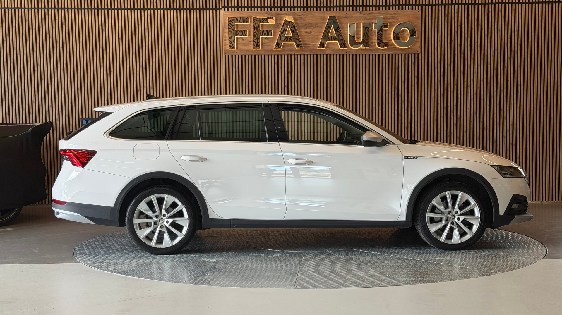 SKODA Octavia Scout 2.0 TDI 4x4 DSG-image-4