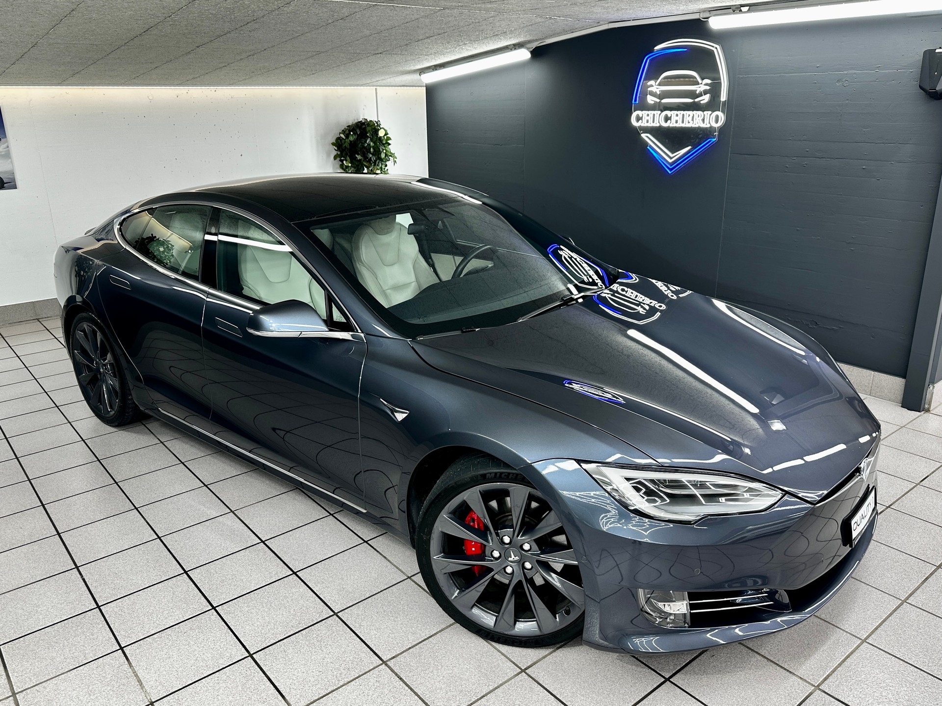 TESLA Model S Ludicrous Performance ''Raven''-showroom-element-1