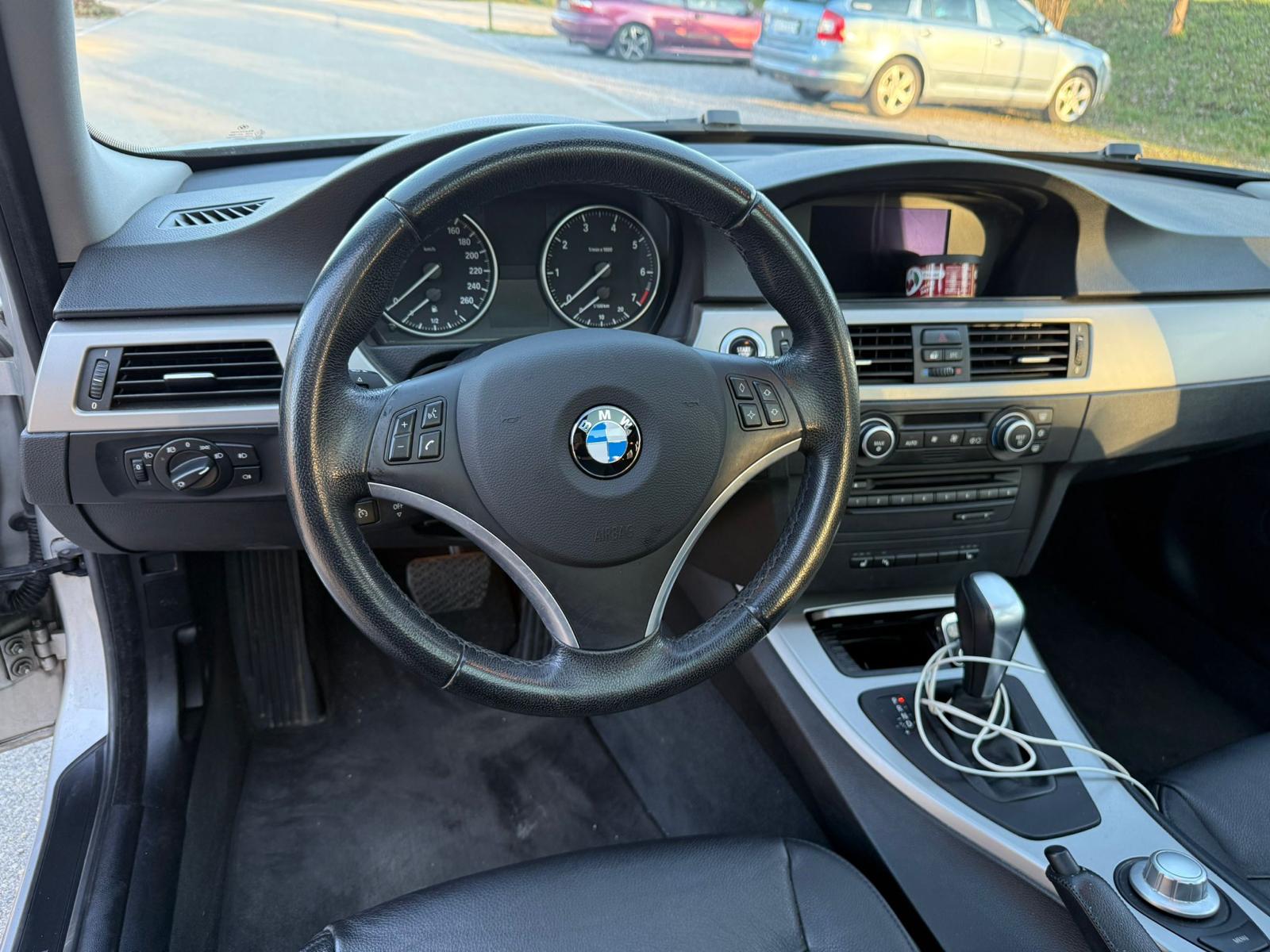 BMW 318i Touring Steptronic-image-12
