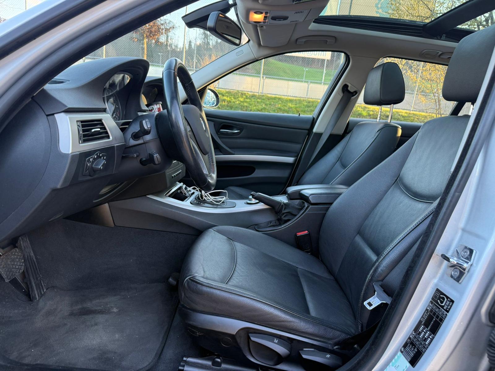 BMW 318i Touring Steptronic-image-14