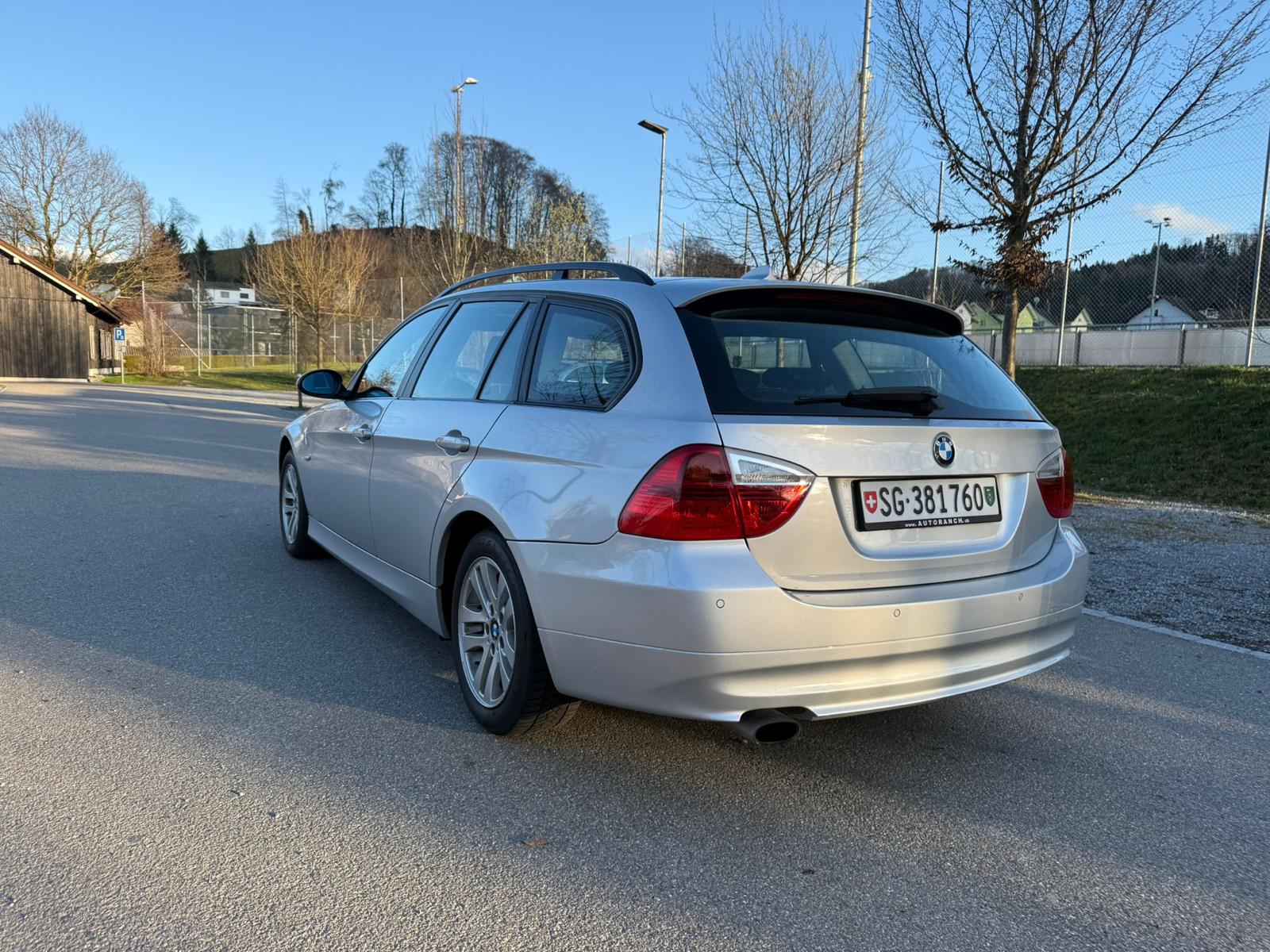 BMW 318i Touring Steptronic-showroom-element-1