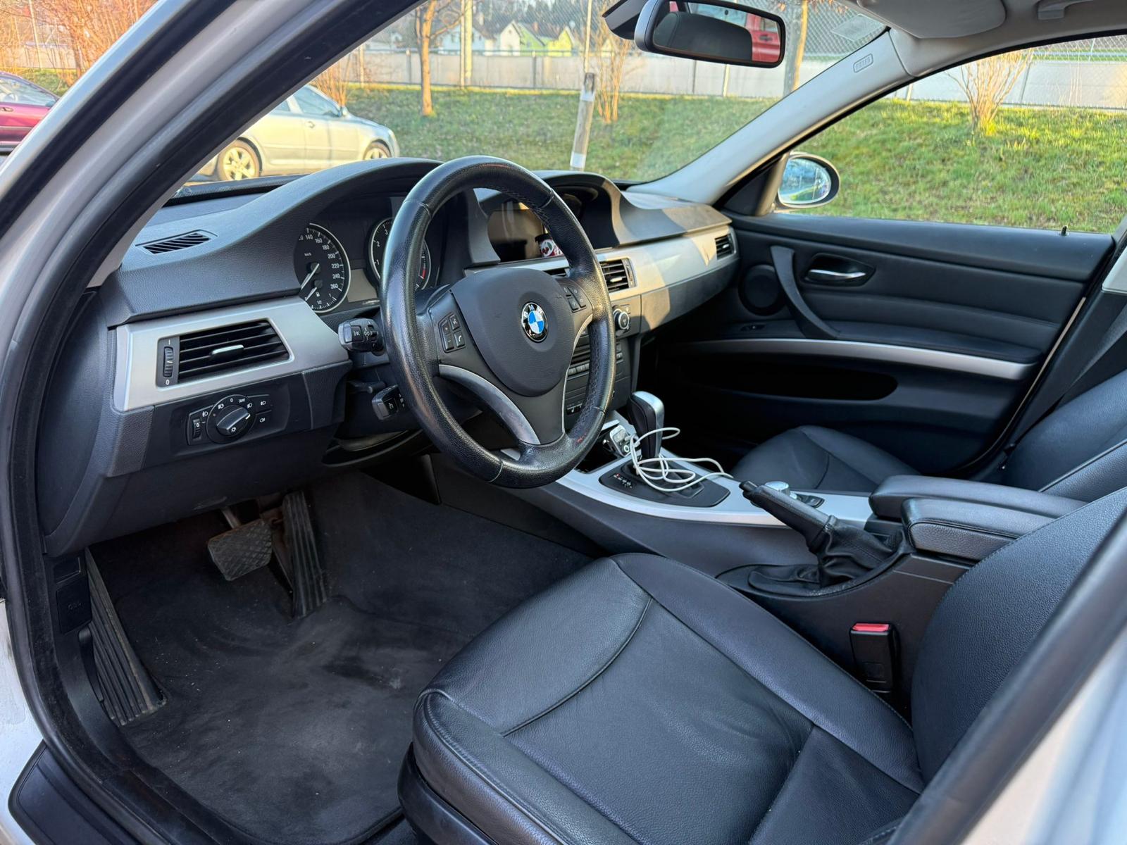 BMW 318i Touring Steptronic-image-13