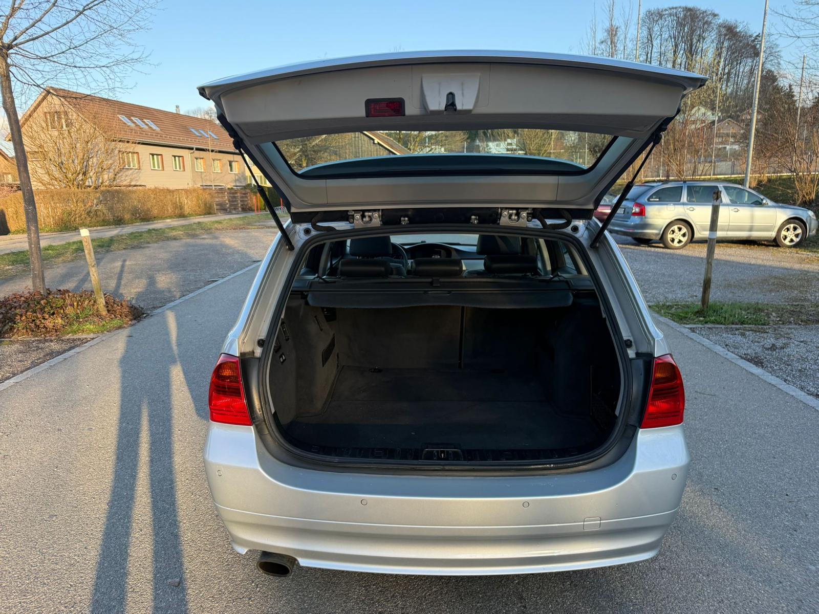 BMW 318i Touring Steptronic-showroom-element-3