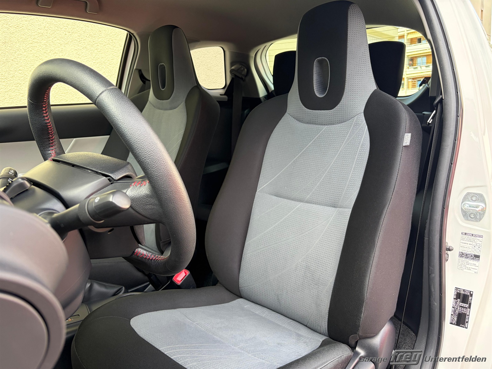 TOYOTA iQ 1.33 Dual VVT-i Sol Multidrive-image-6