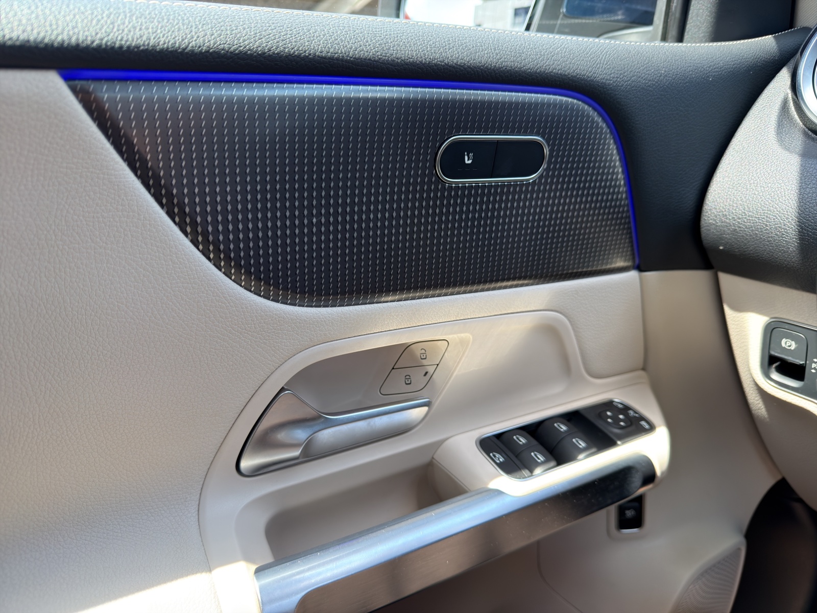 MERCEDES-BENZ EQB 300 4Matic-image-18